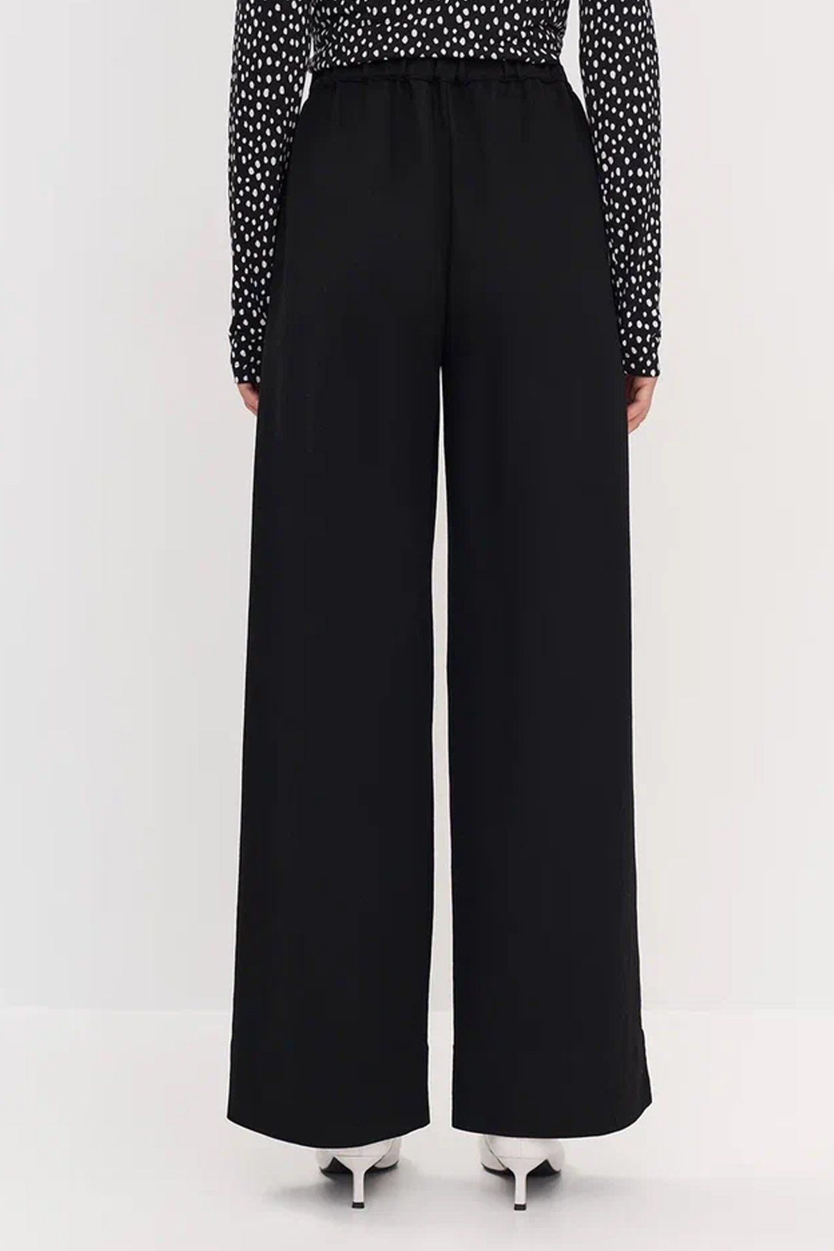 Чёрные однотонные брюки с резинкой на талии, 48р