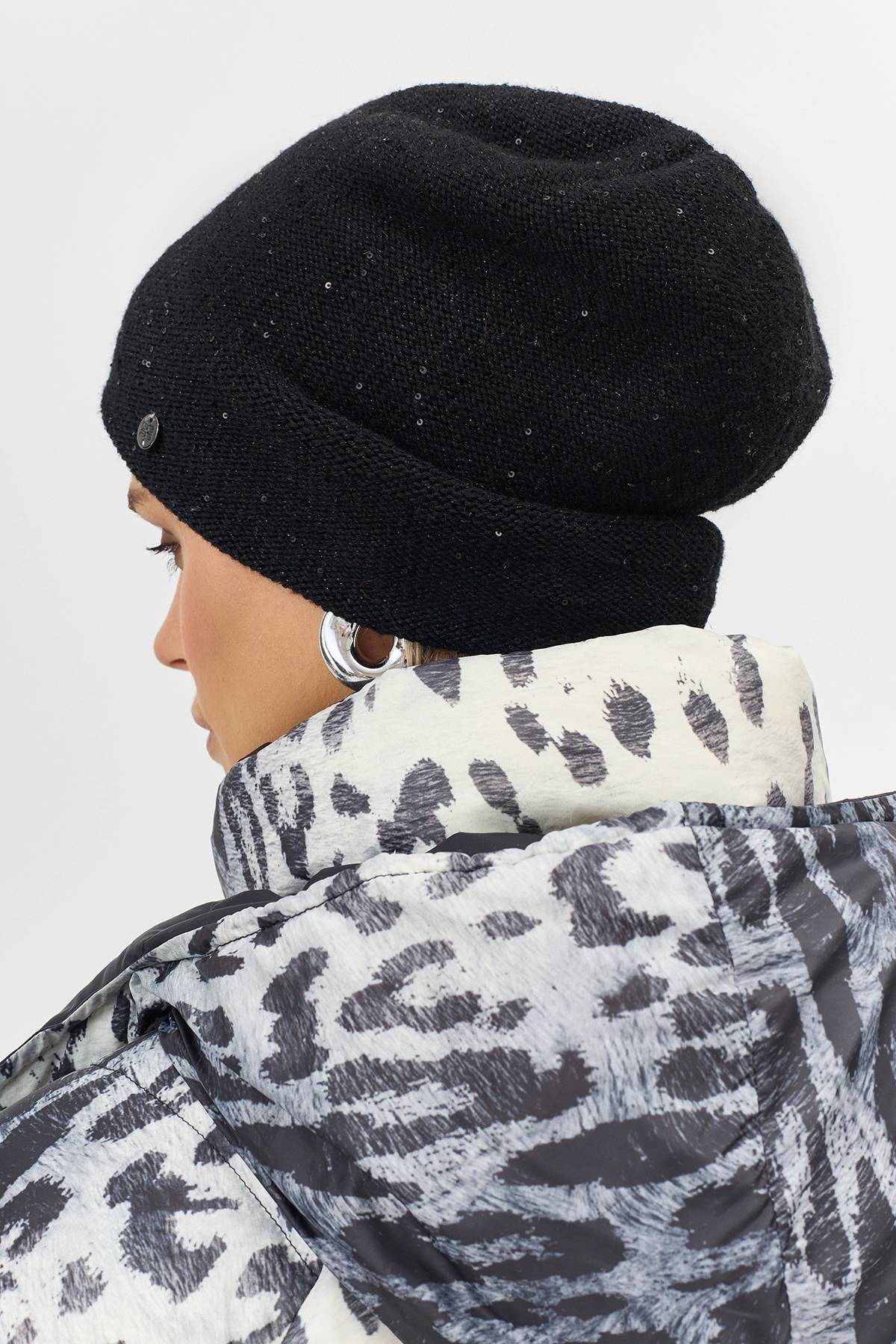 Черная шапка с деликатными пайетками, One