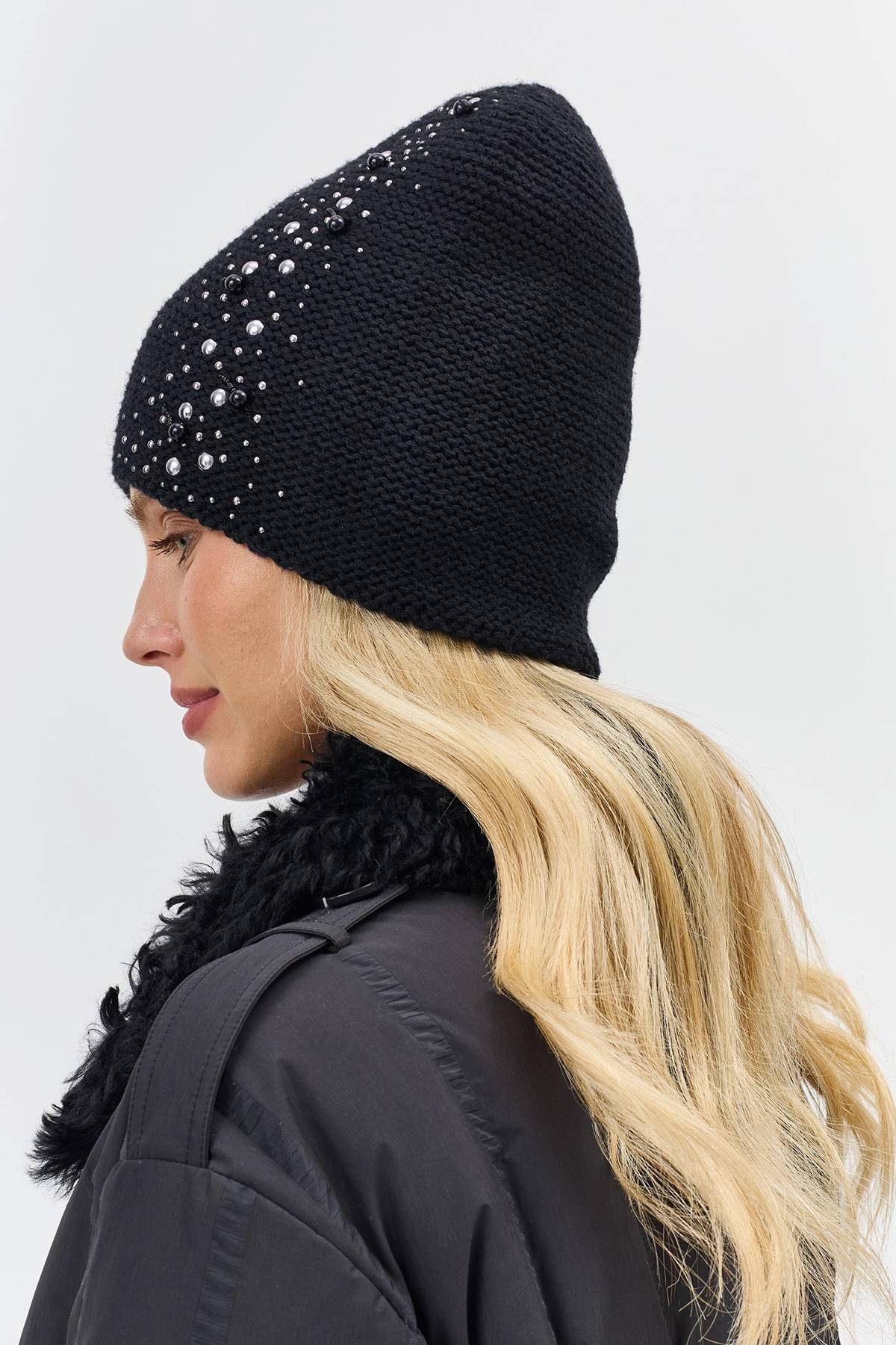 Черная шапка с декором из мерцающих страз и жемчужин, One