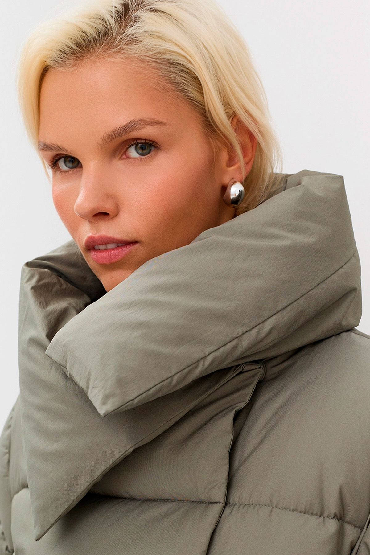 Куртка с объемным воротником в оливковом цвете, 48р