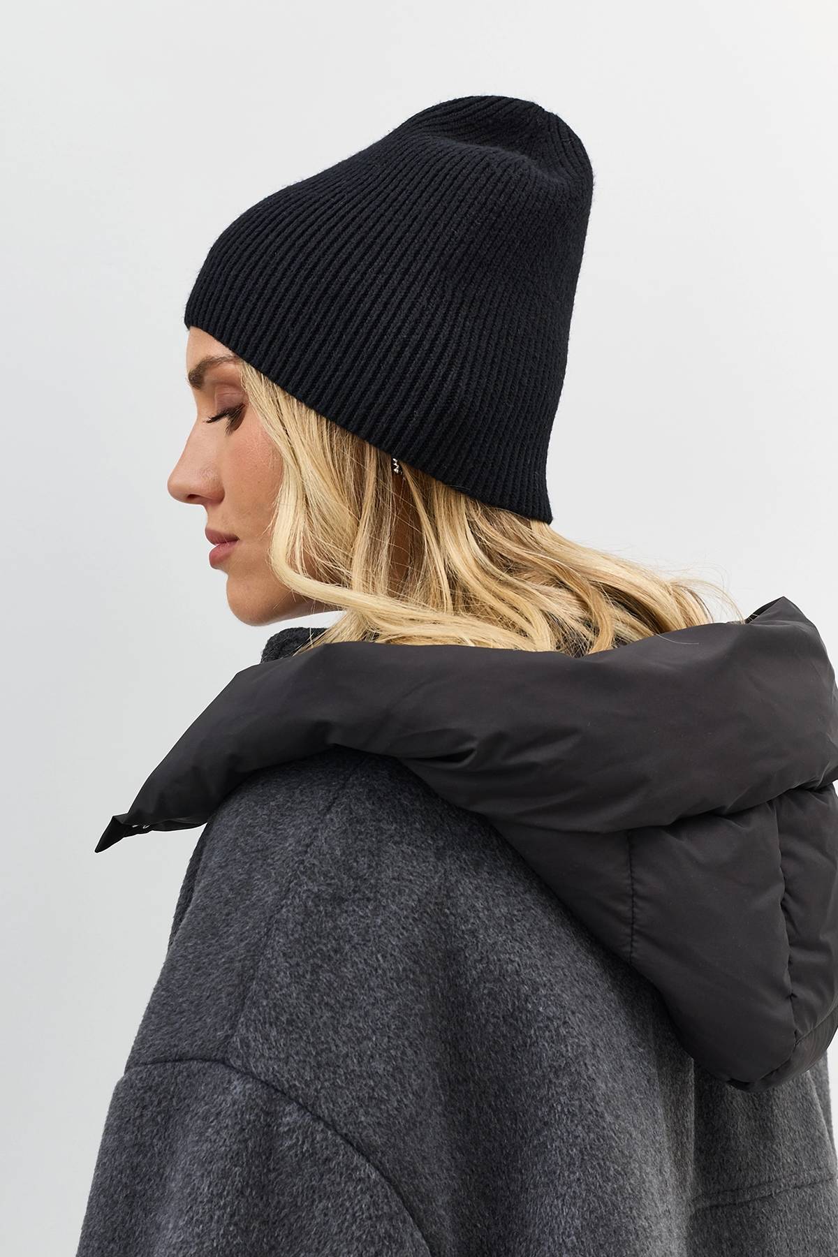 Черная шапка из вискозы и ангоры, One