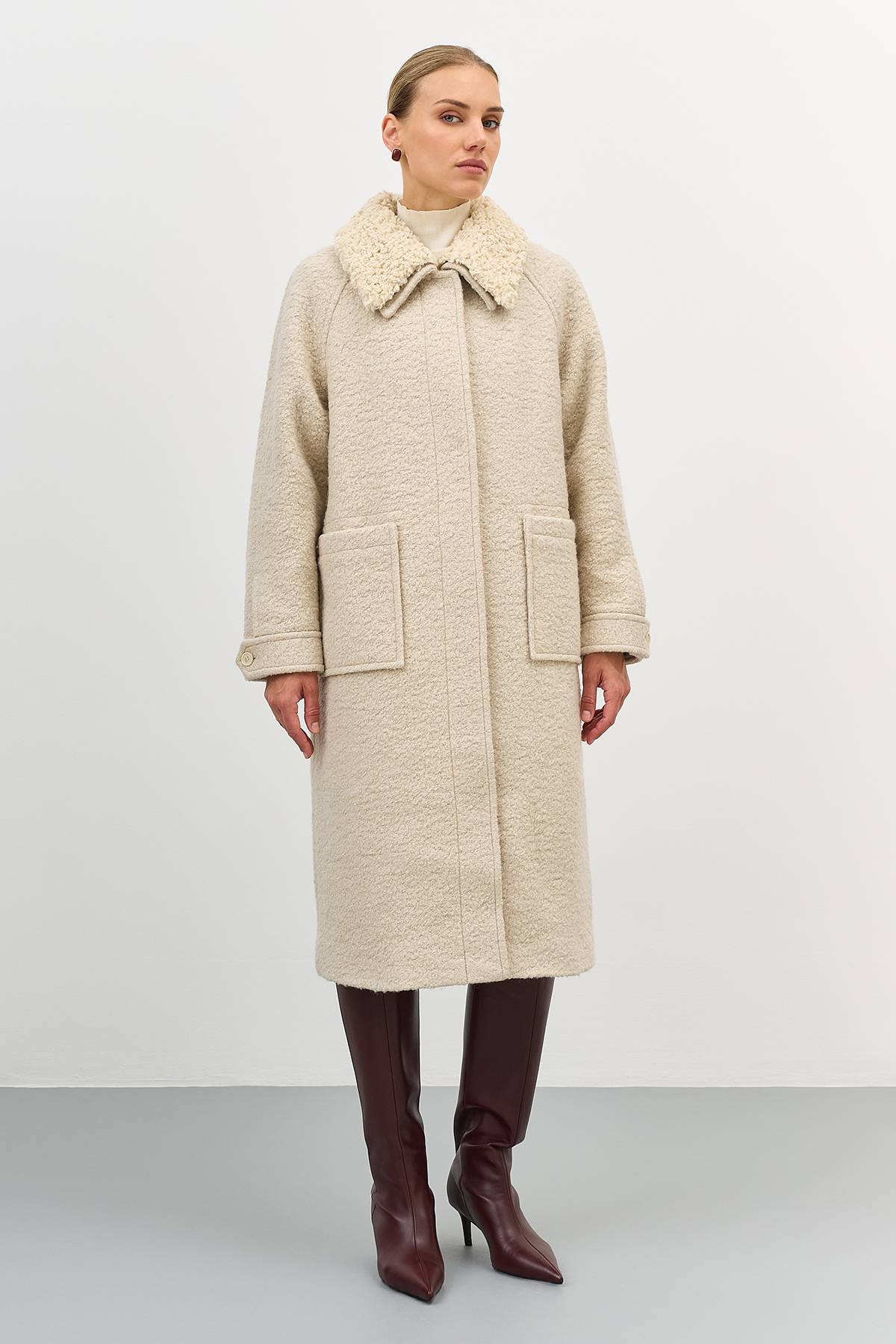 Лимитированная серия пальто с молочным палантином, 48