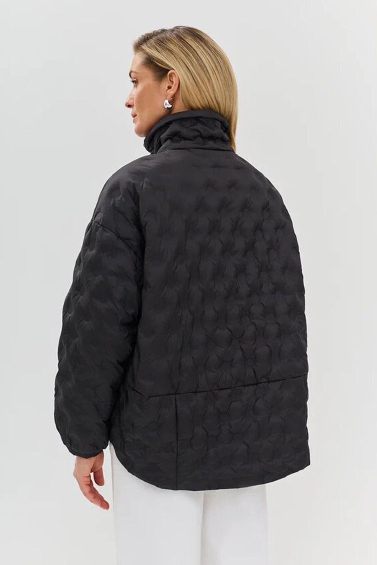 Стильная куртка oversize на натуральном утеплителе с фантазийной стежкой в черном цвете, 44р