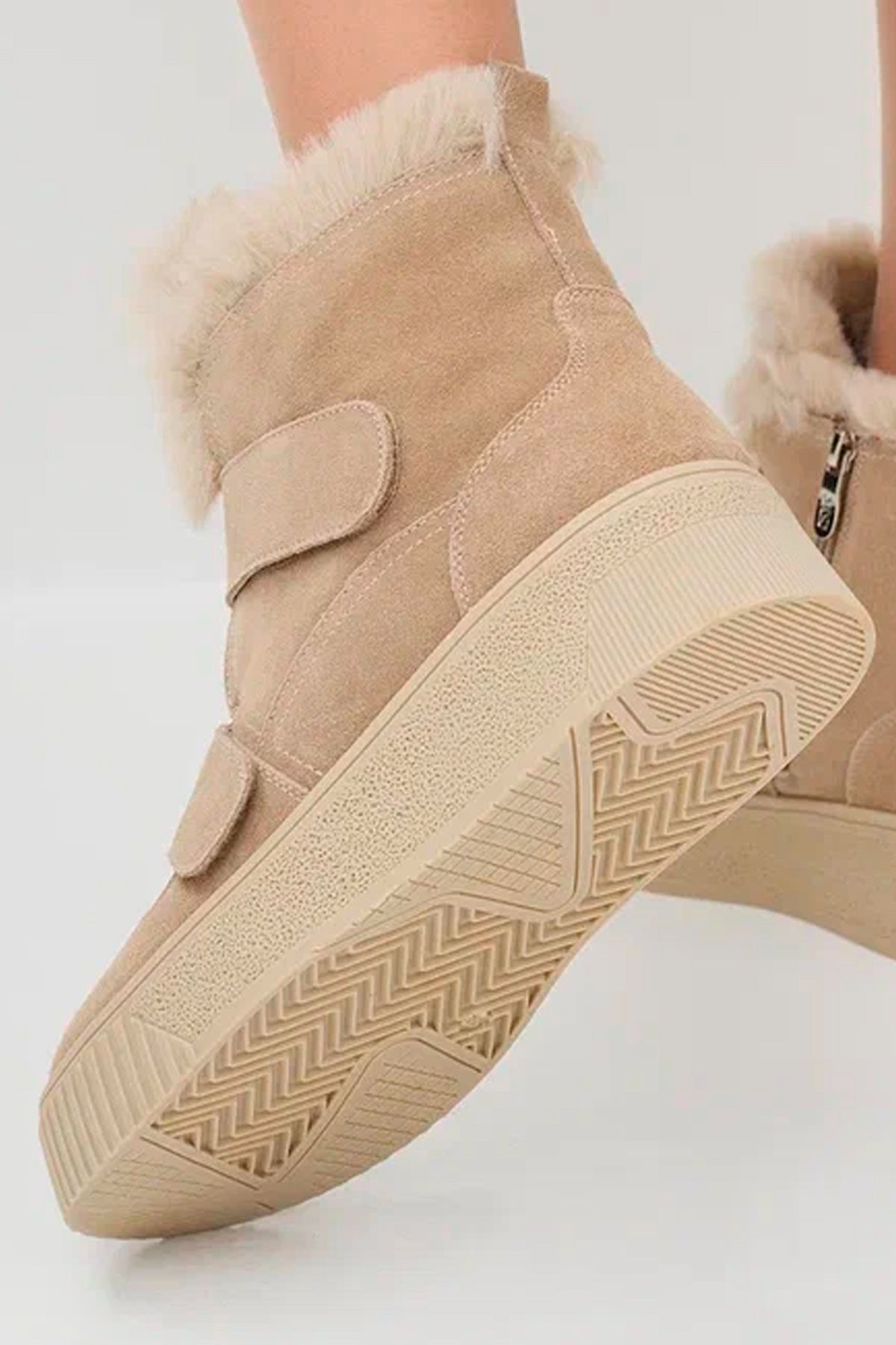 Утепленные ботинки с искусственным мехом и хлястиками, 37р