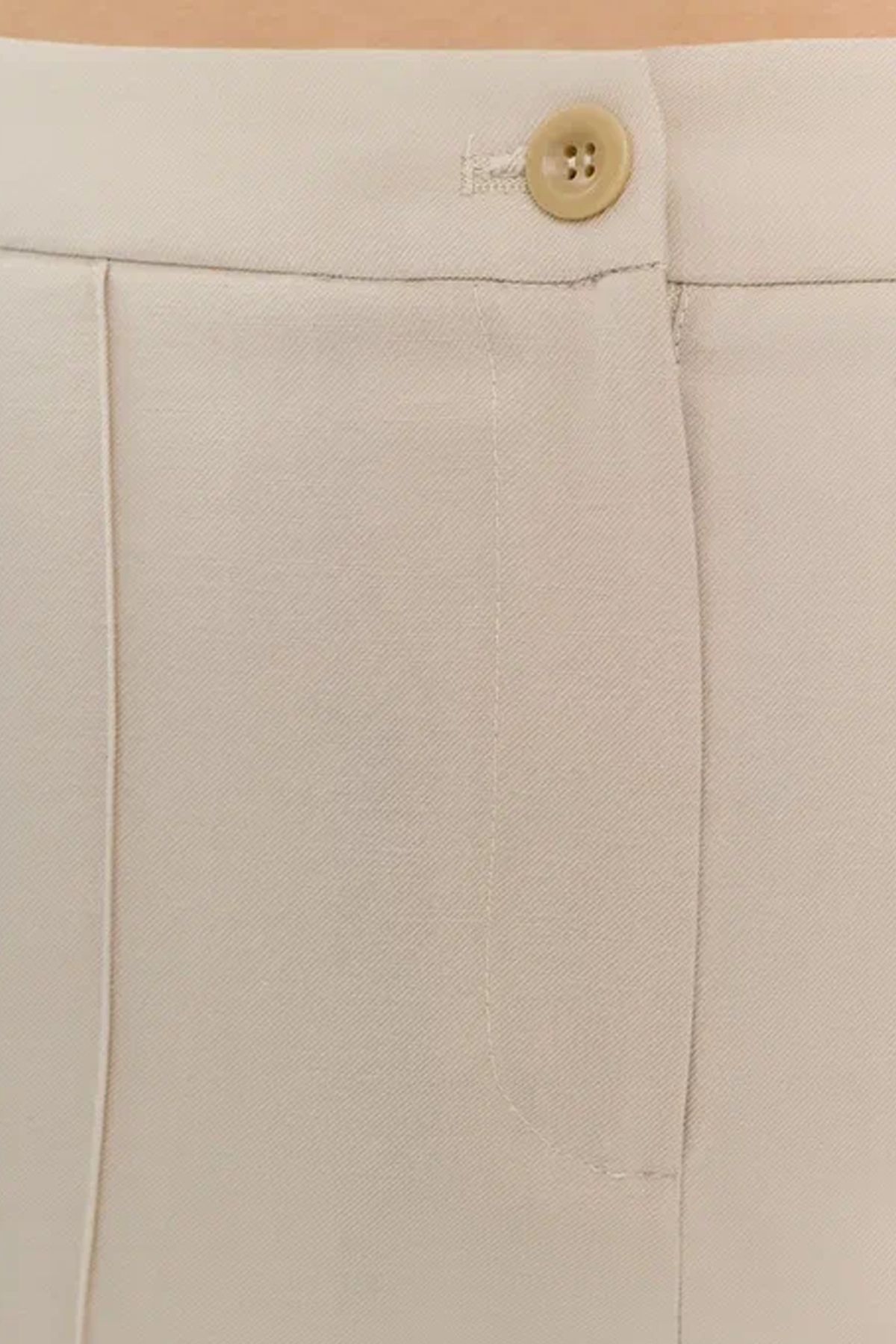 Брюки светло-бежевого цвета с зауженными штанинами, 40р