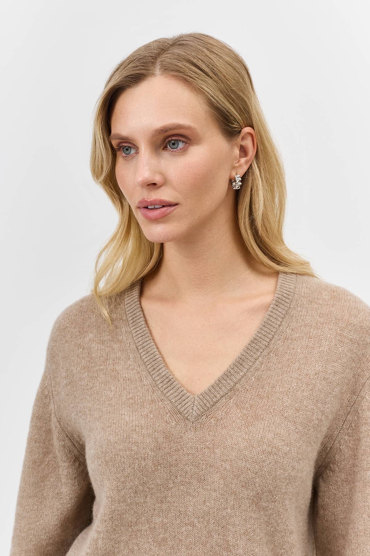 Лимитированная серия джемпер с V-образным вырезом из 100% кашемира и ремень, 42