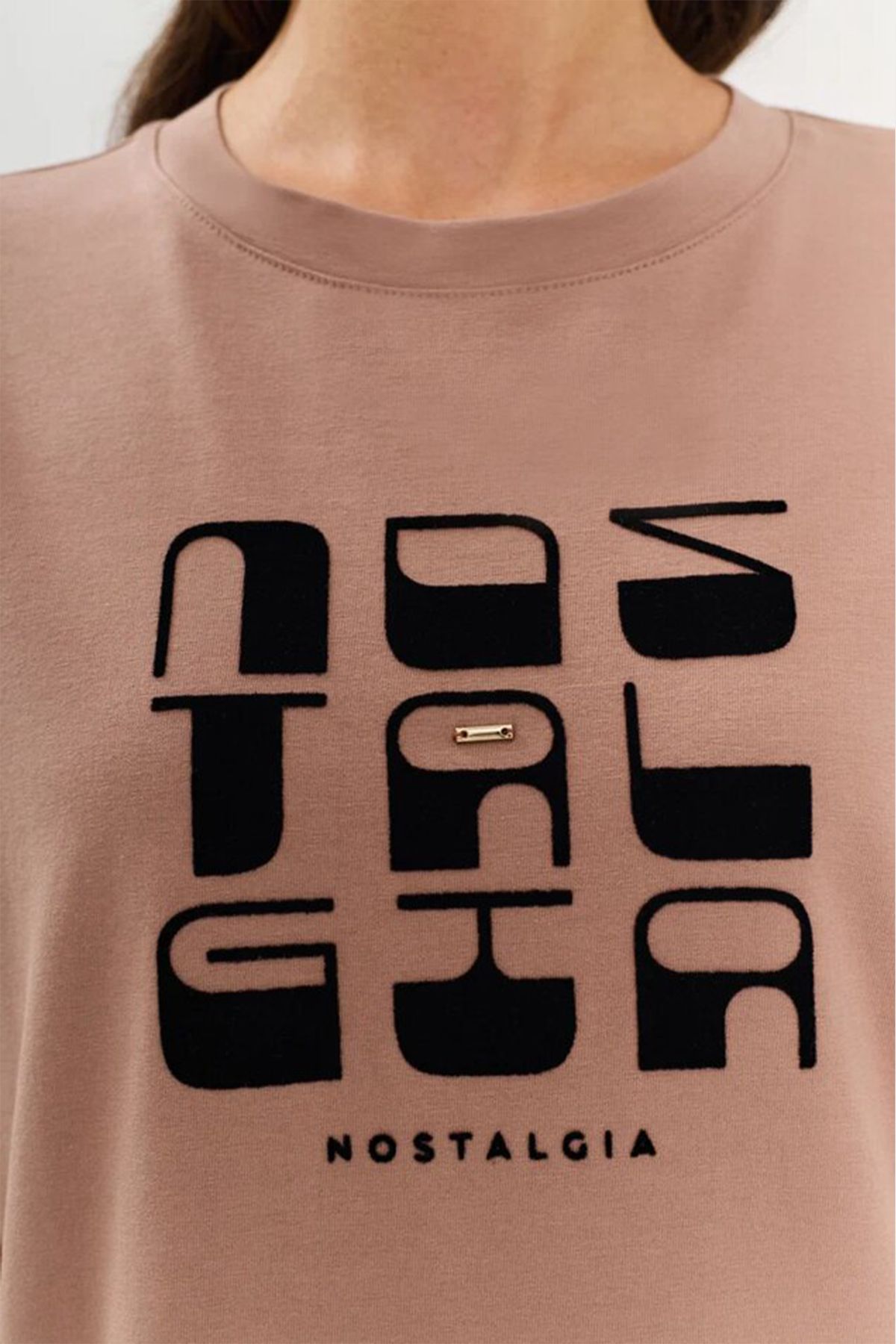 Футболка в цвете мокко с флок-принтом, 52р