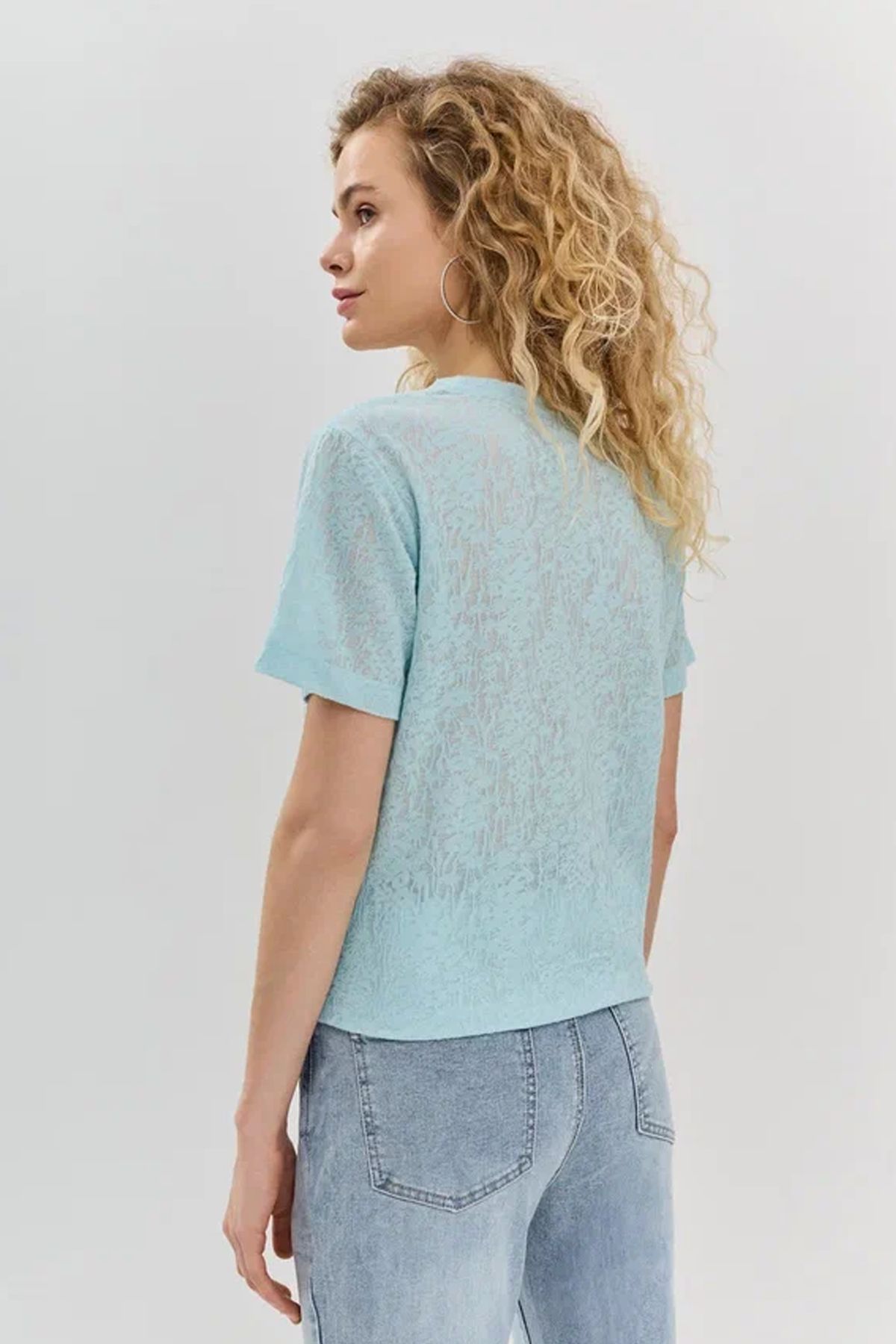 Однотоная футболка голубого цвета из фактурной ткани, 50р