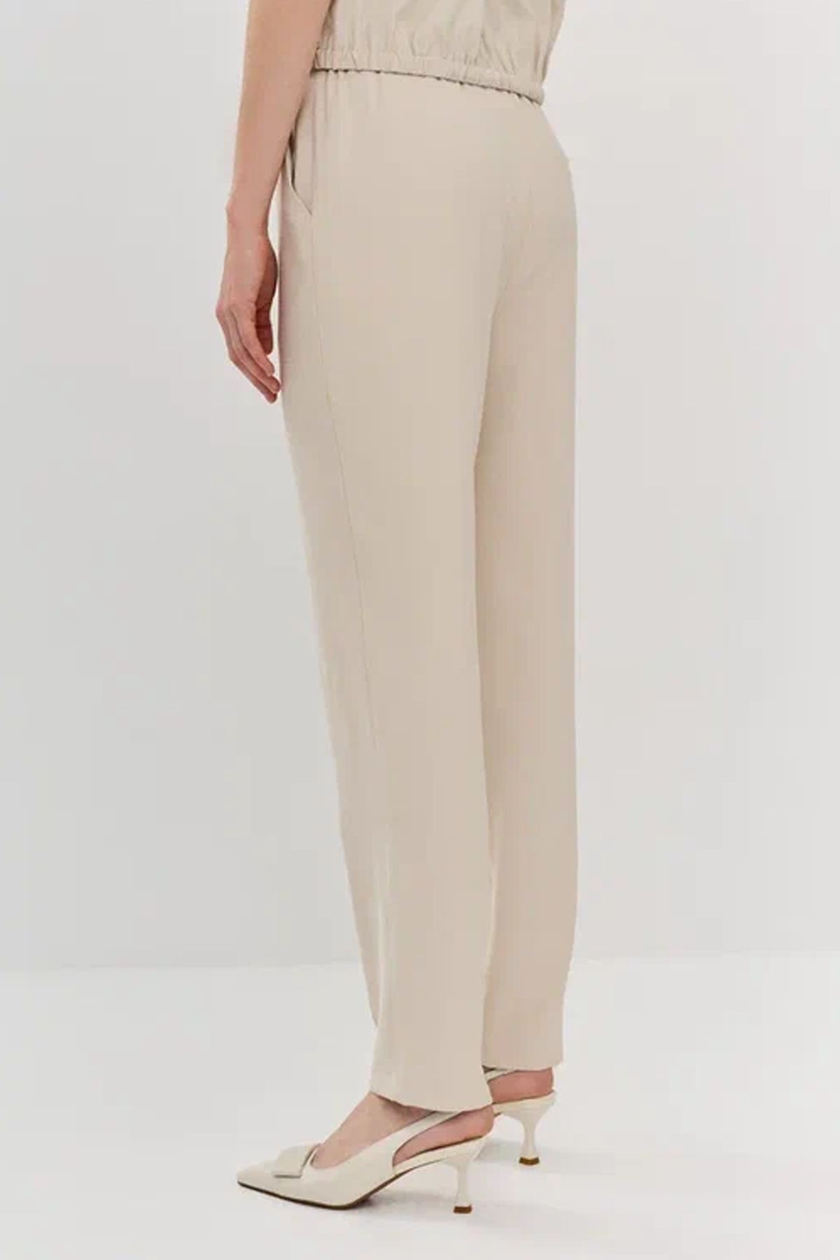 Брюки светло-бежевого цвета с зауженными штанинами, 40р