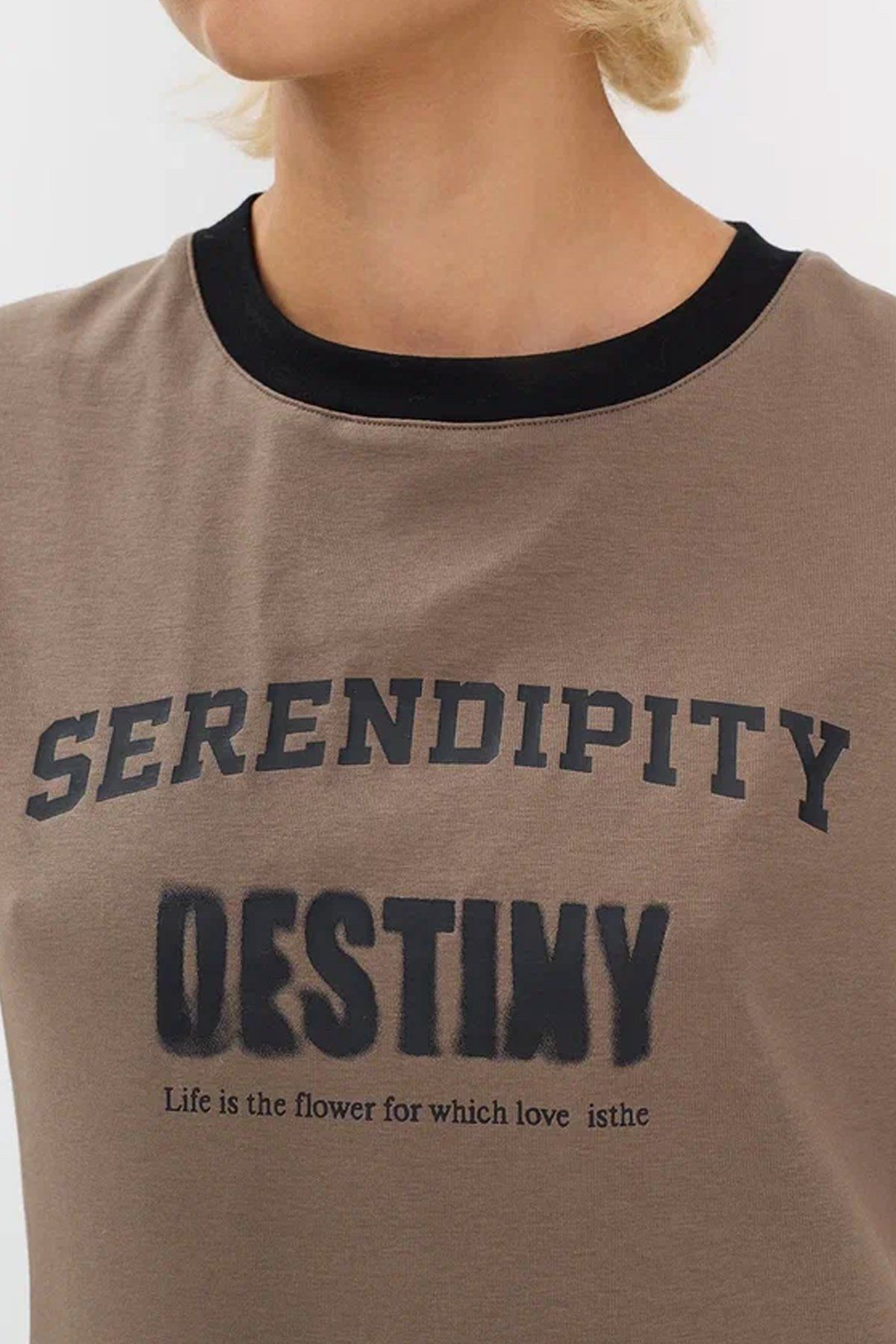 Футболка с текстовым принтом и акцентной горловиной, 42р