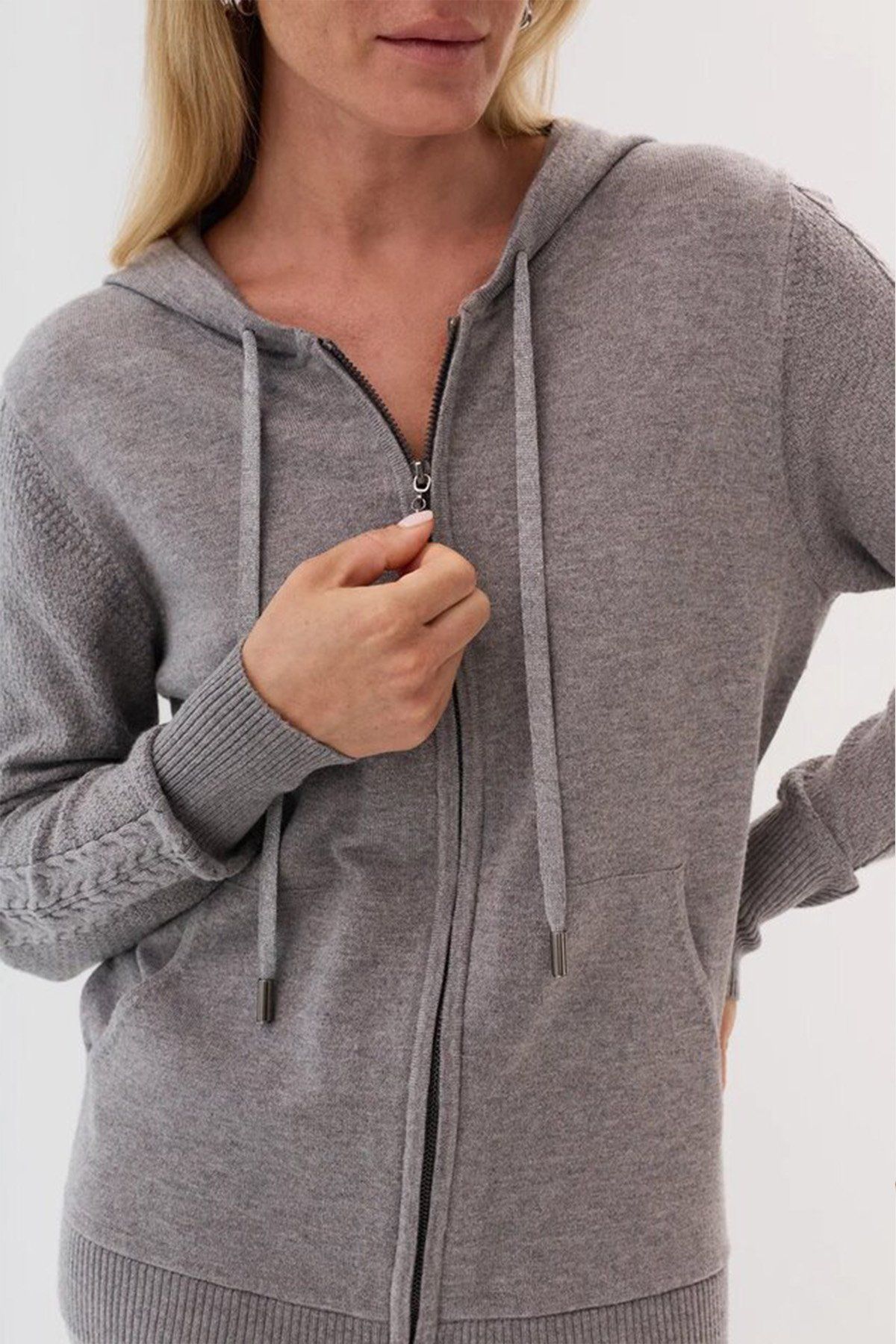 Вязаный жакет с капюшоном, 48р