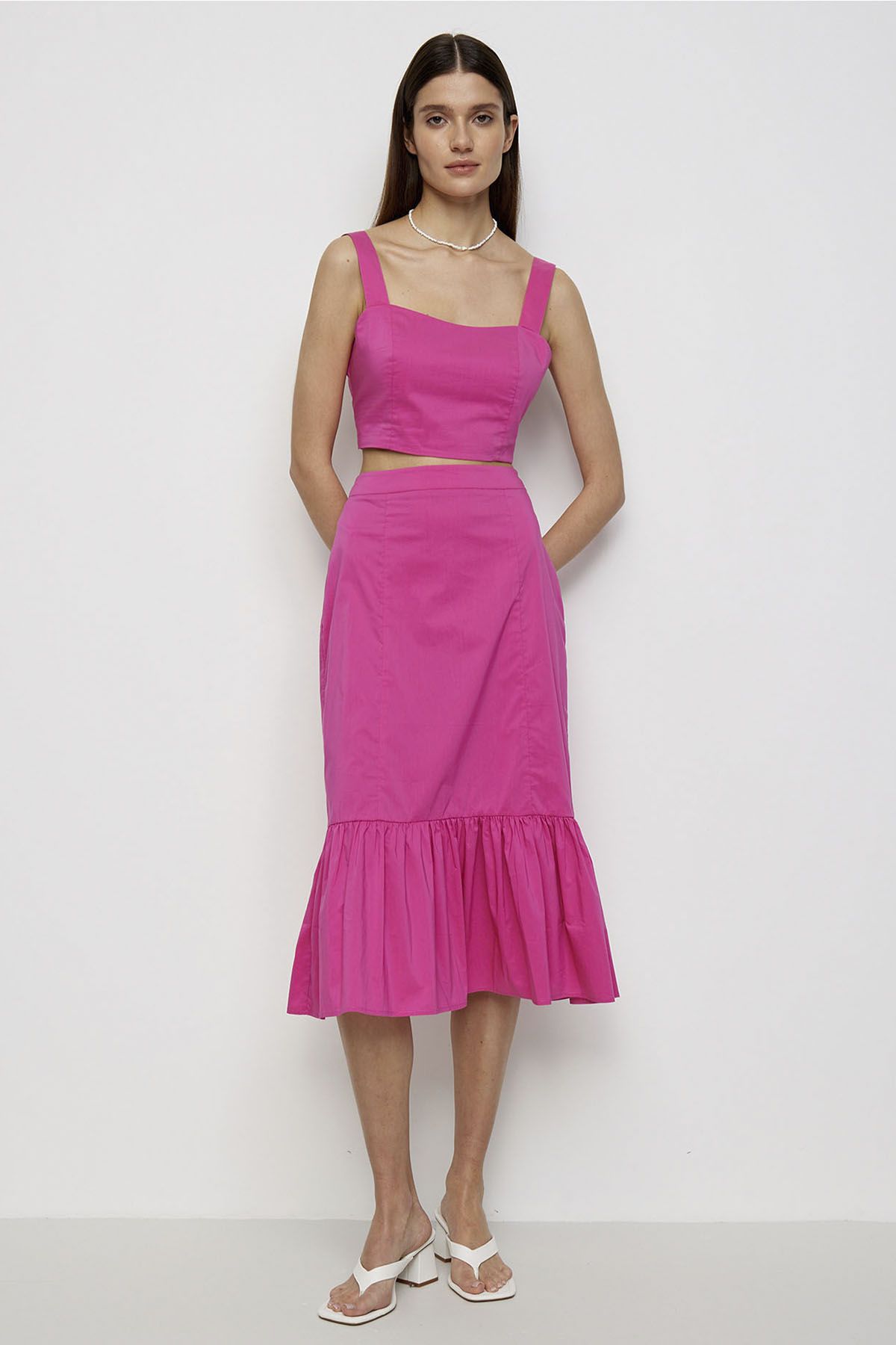 Укороченный топ в цвете фуксия на бретелях, 48р