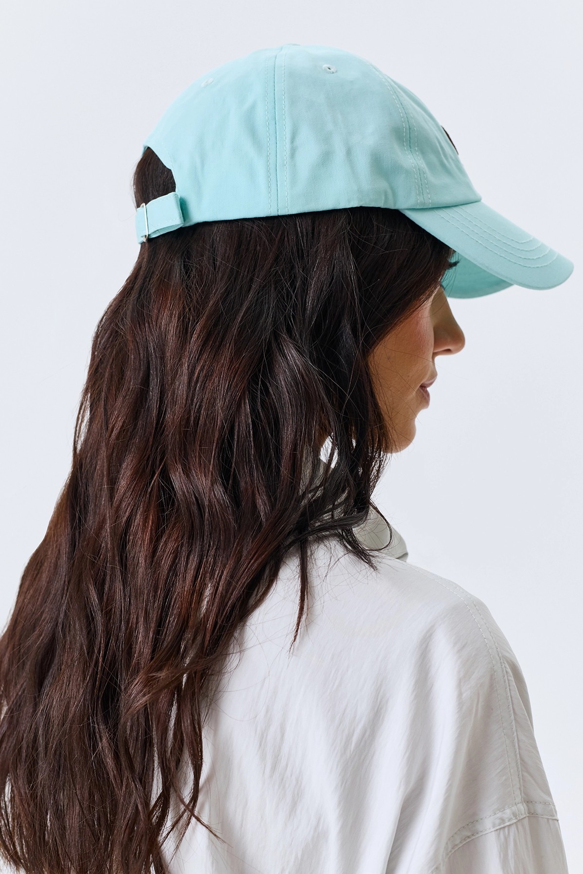 Яркая бейсболка с объемной вышивкой, One