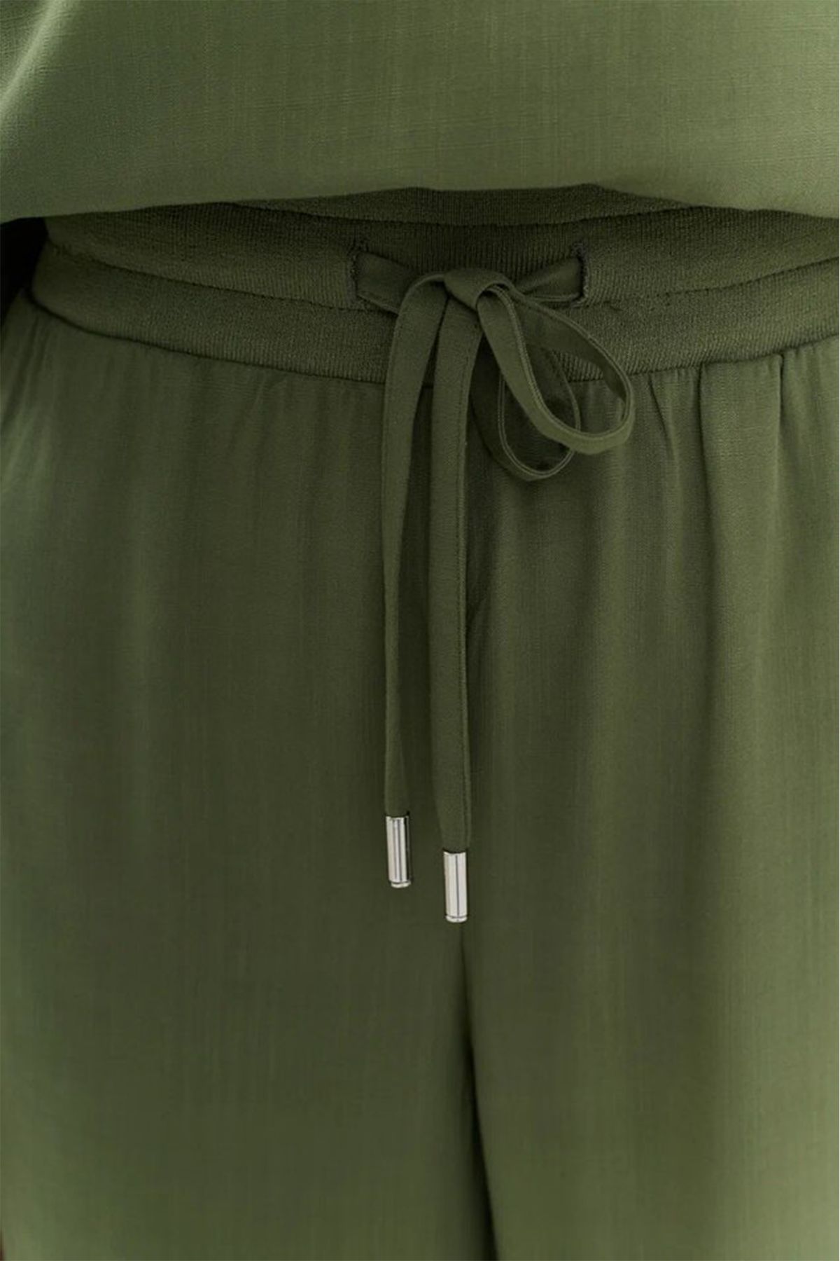 Брюки оливкового цвета с резинкой на талии и карманами, 46р