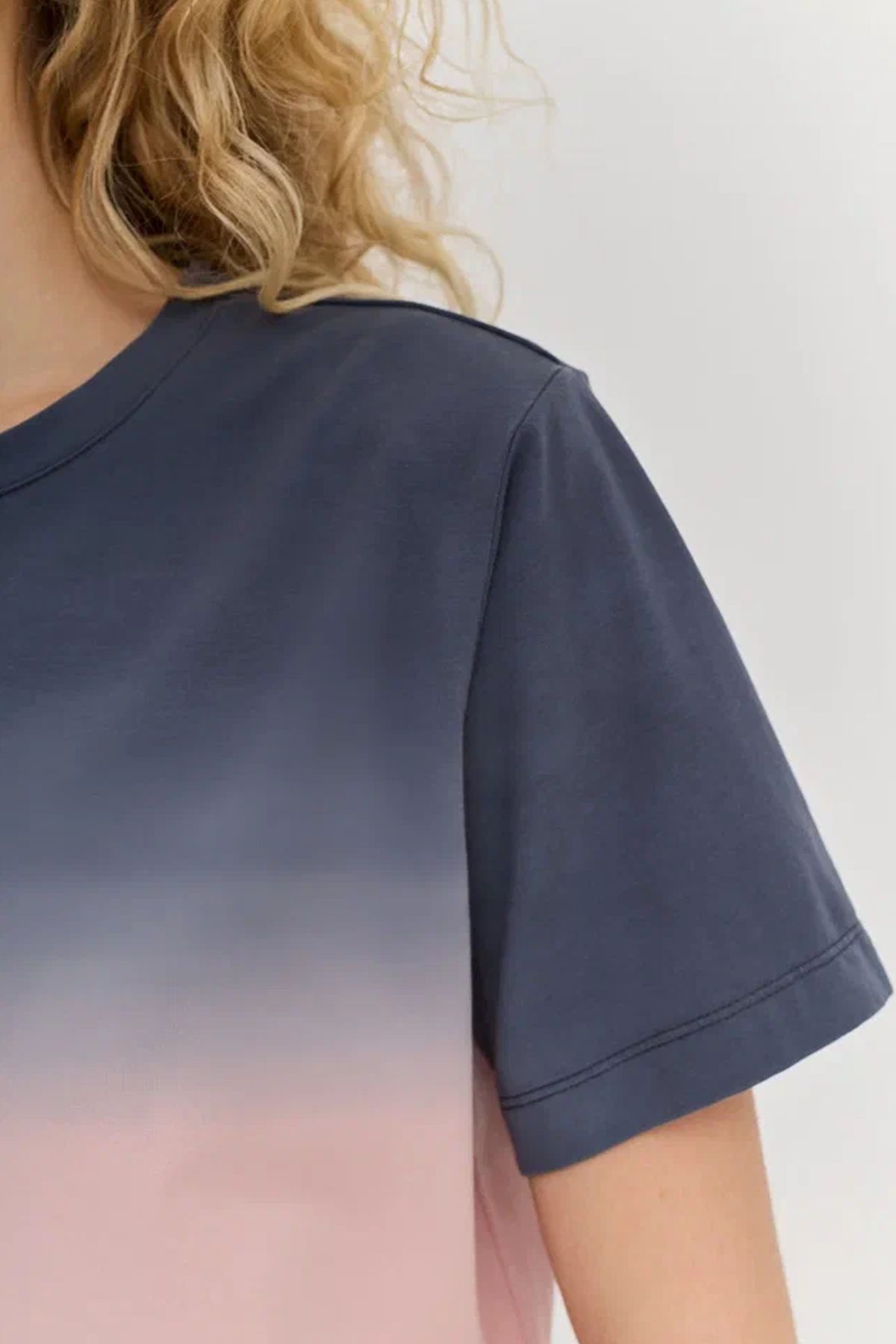 Яркая футболка с градиентом, 50р