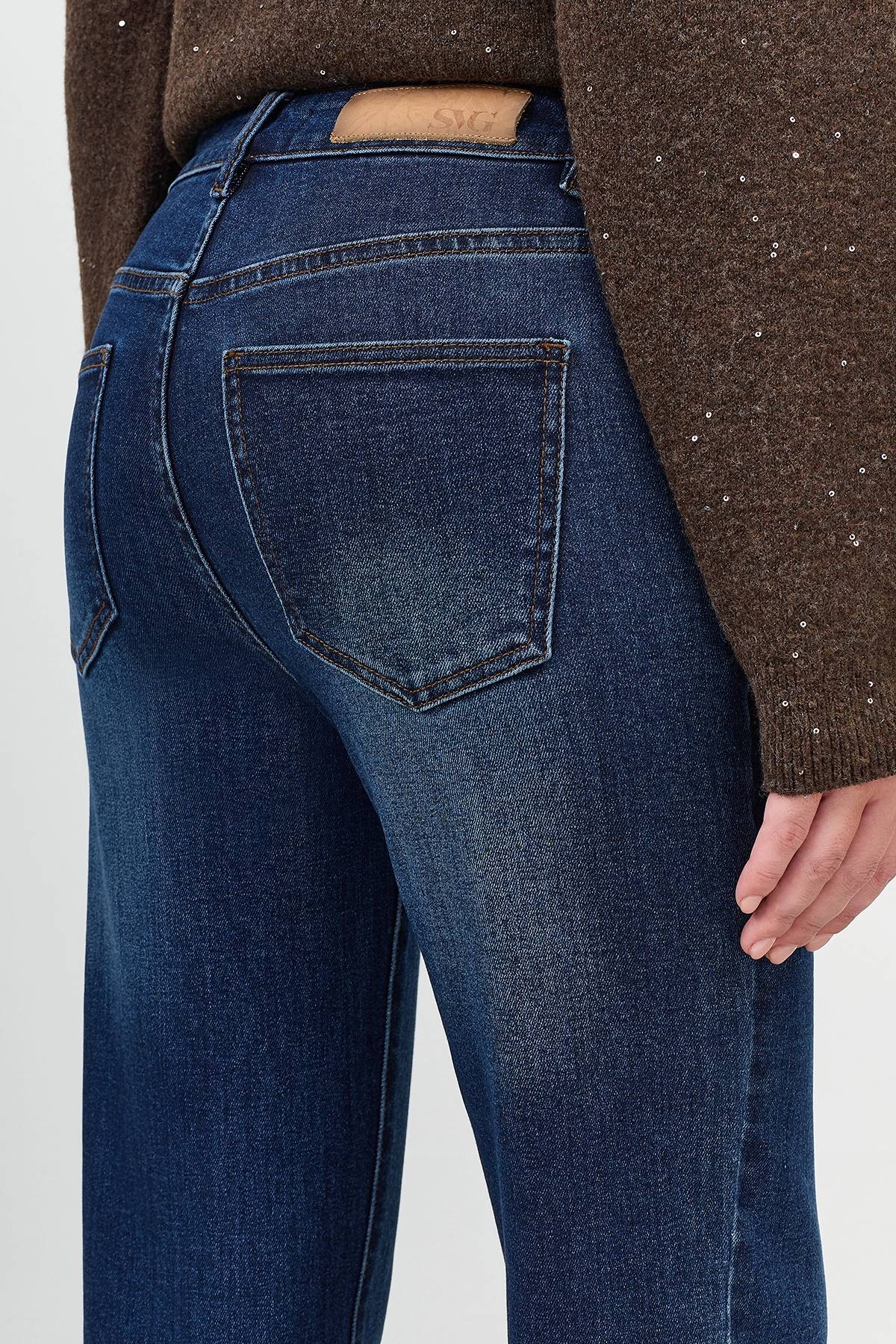 Джинсы с минималистичной вышивкой, 42