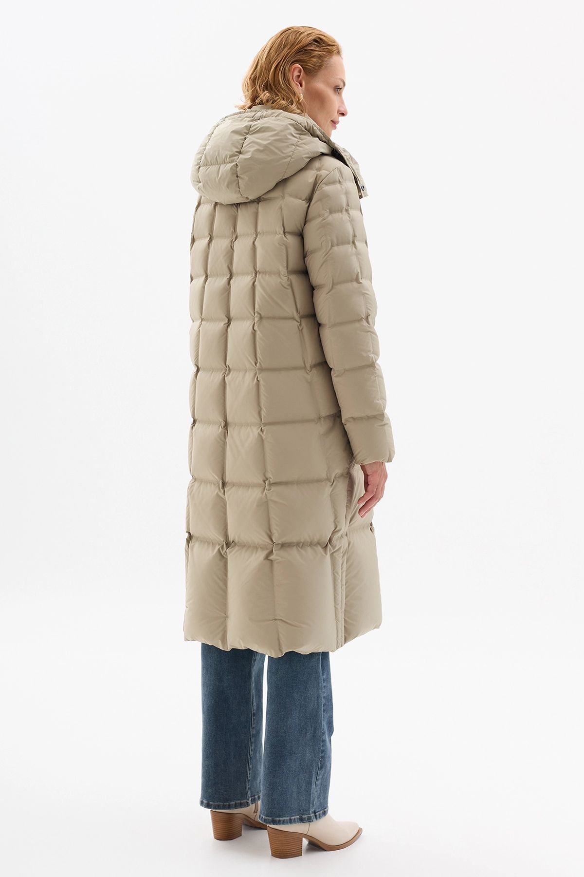 Удлиненное пуховое пальто с квадратной стёжкой и капюшоном в светло-оливковом цвете, 42р