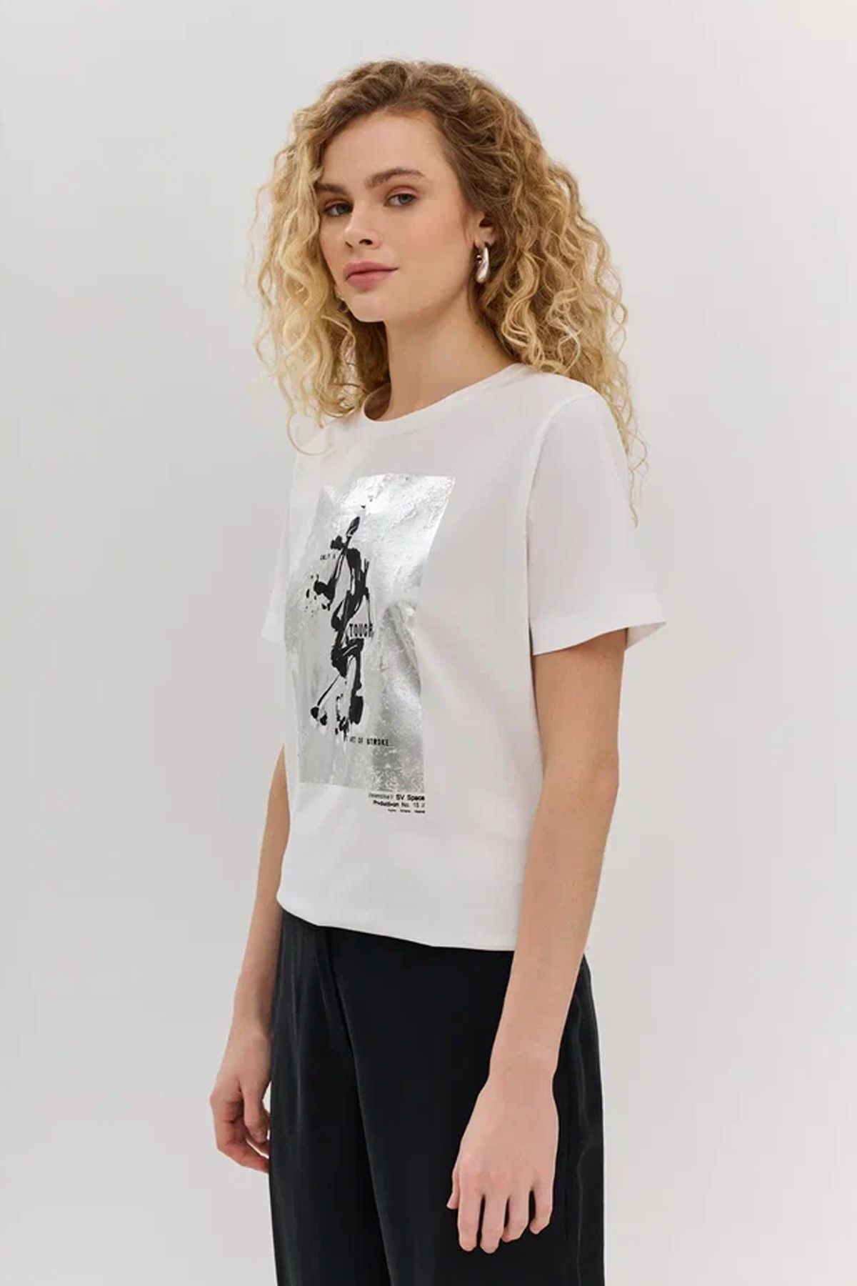 Белая футболка с фольгированным принтом, 44р