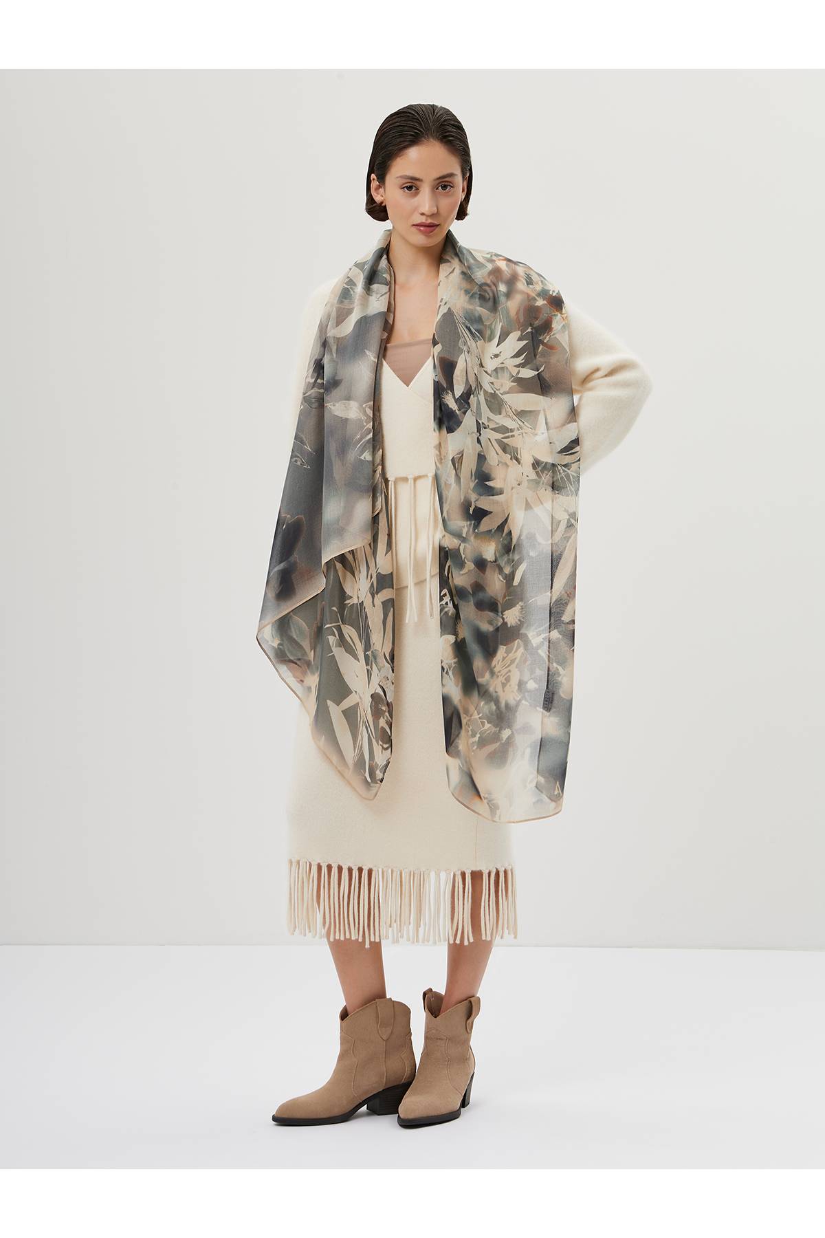 Лимитированная серия  светлая объемная фактурная куртка и палантин, 36