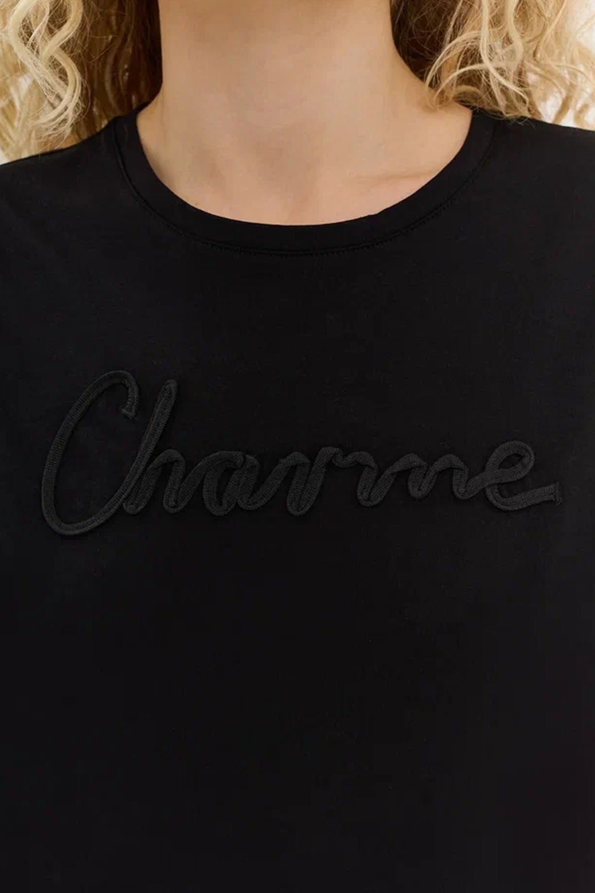 Чёрная футболка с объёмной вышивкой шнурком, 46р