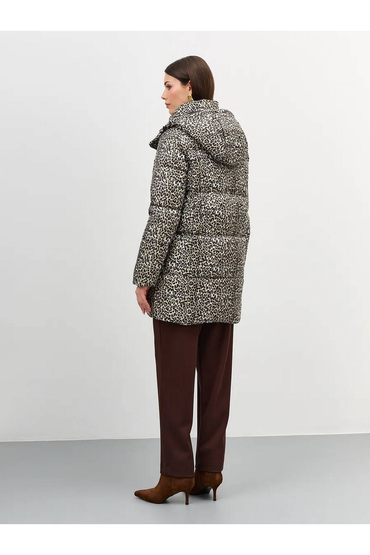 Лимитированная серия пуховик с анималистичным принтом и палантин, 42