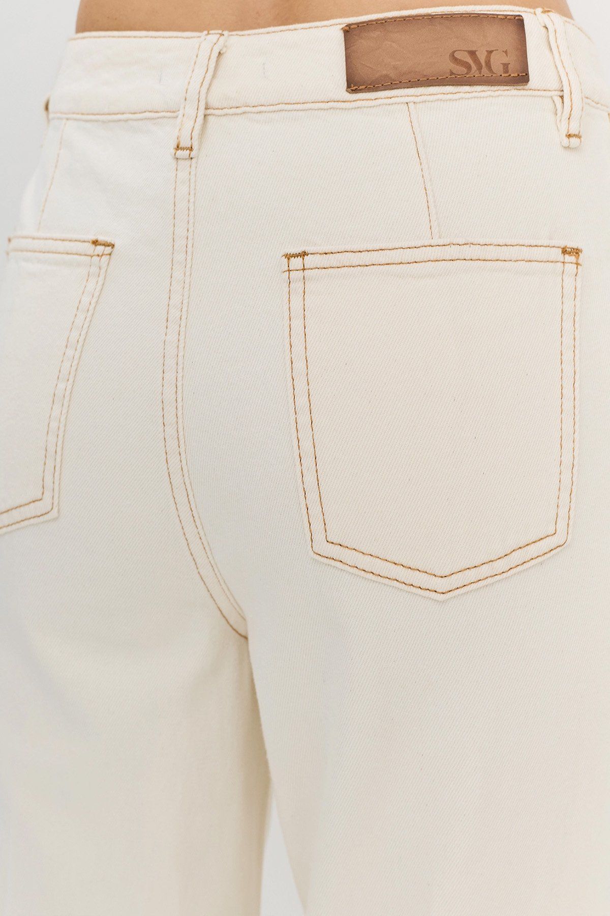 Прямые джинсы с контрастной строчкой и декоративными молниями, 40р