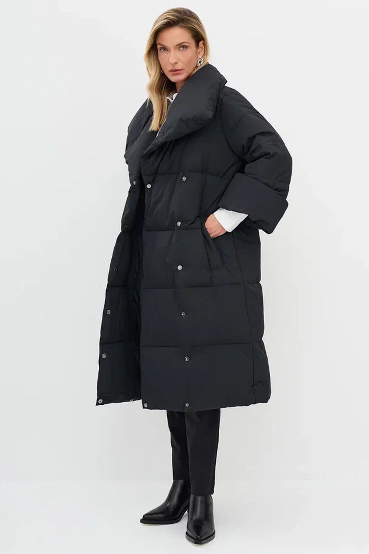 Пуховое пальто чёрного цвета с поясом, 50р