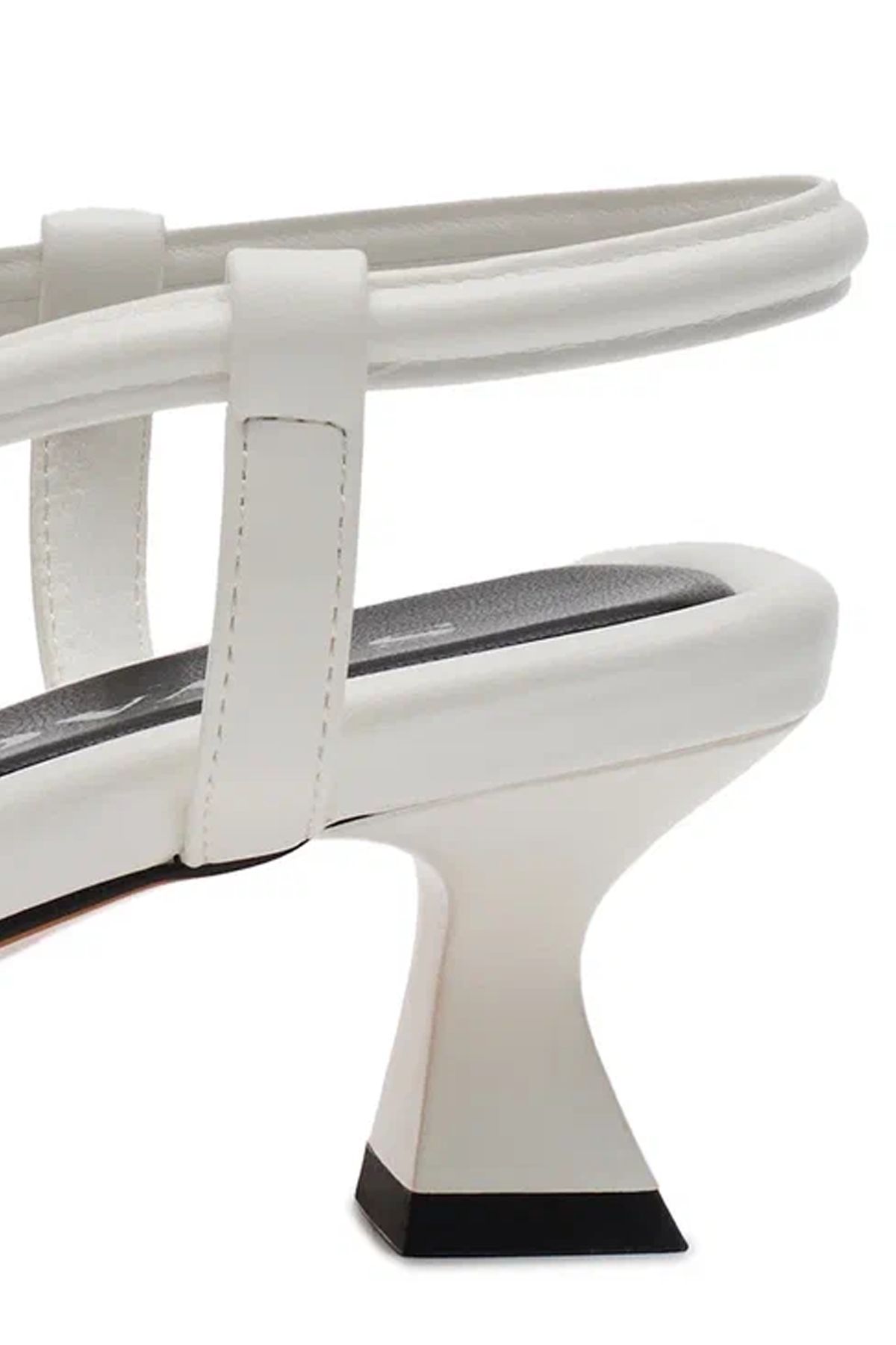 Кожаные босоножки с металлическим декором, 40р