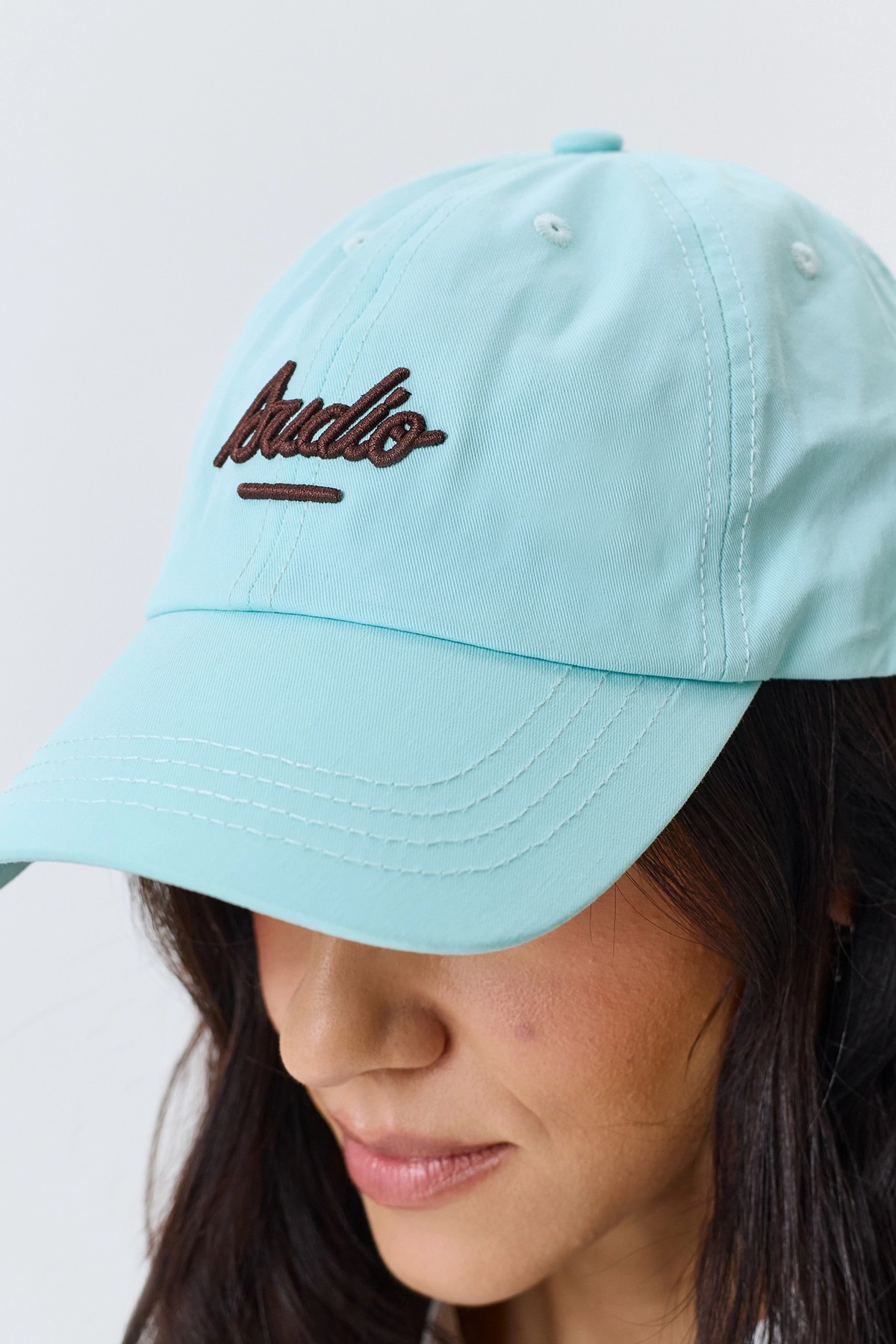 Яркая бейсболка с объемной вышивкой, One