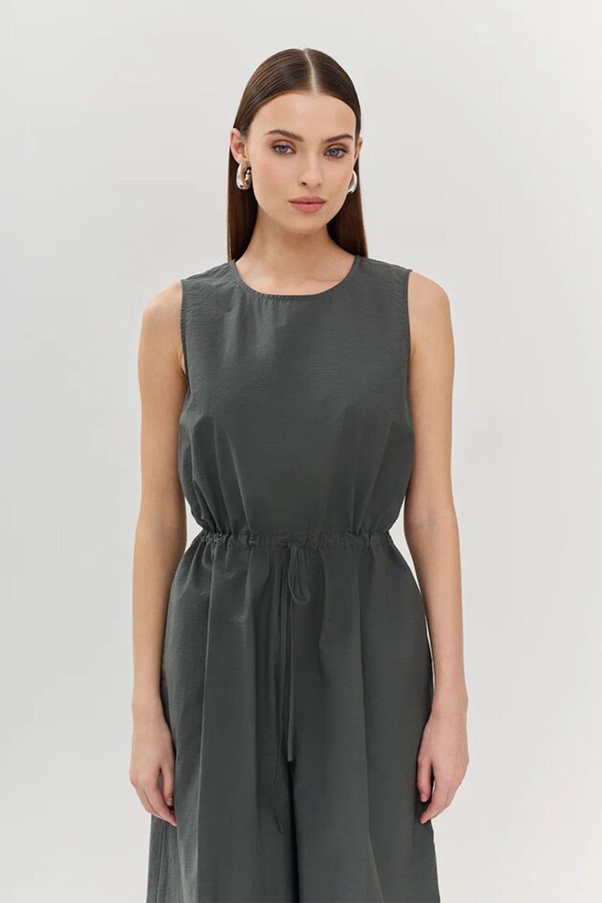 Стильный комбинезон без рукавов, 48р