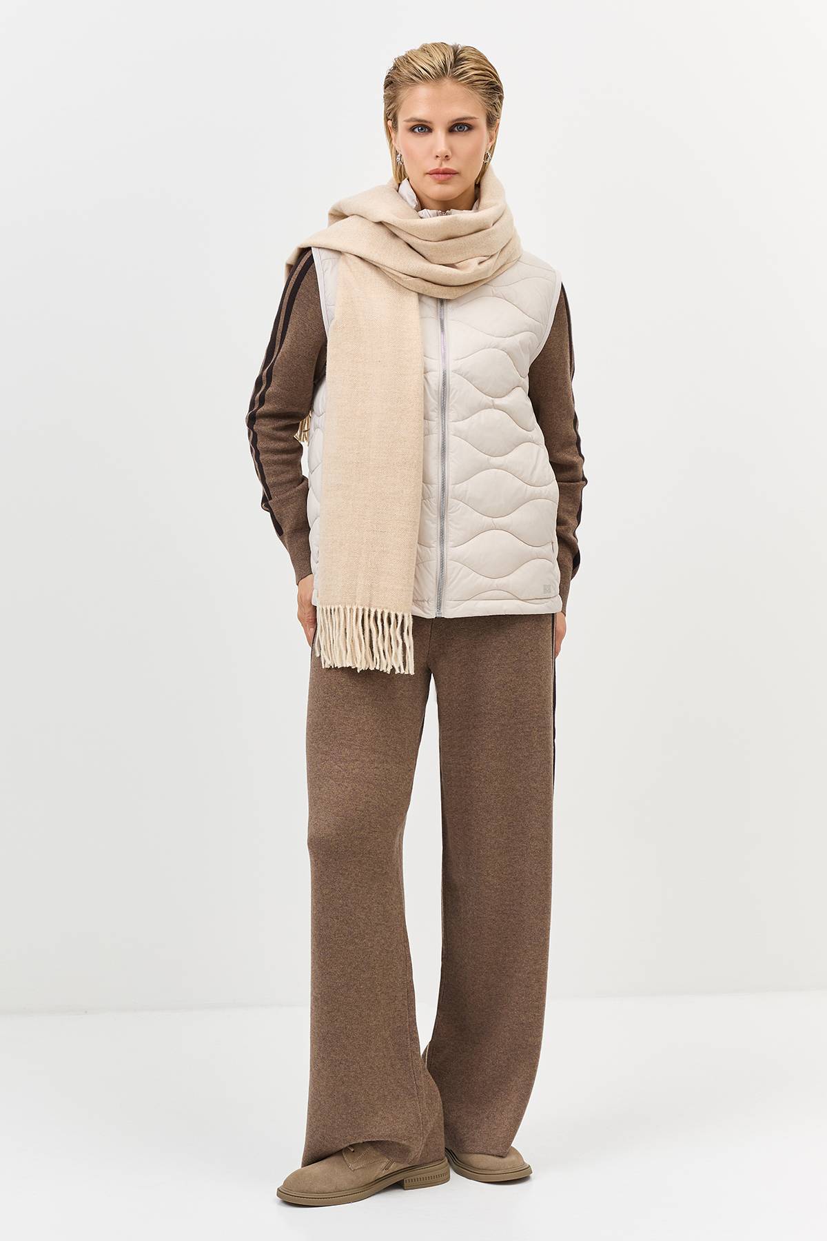 Лимитированная серия  жилет с фактурной стежкой и палантин, 34