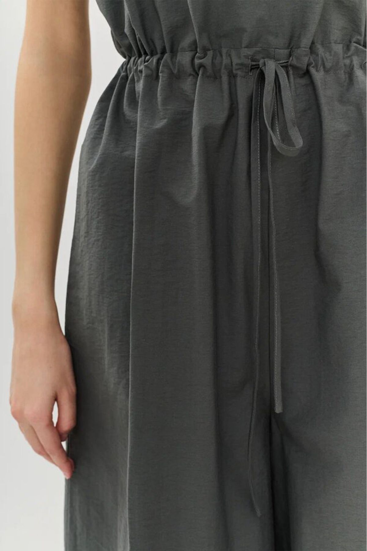 Стильный комбинезон без рукавов, 48р