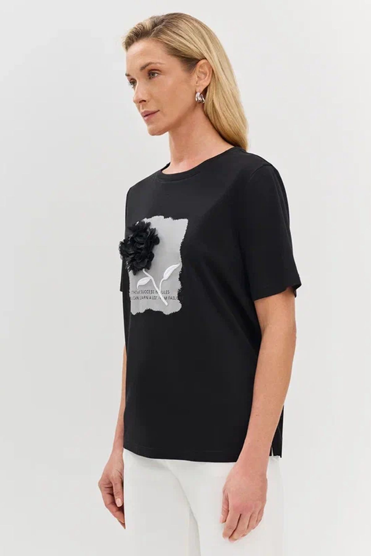 Футболка чёрного цвета с объёмной аппликацией и надписью, 46р