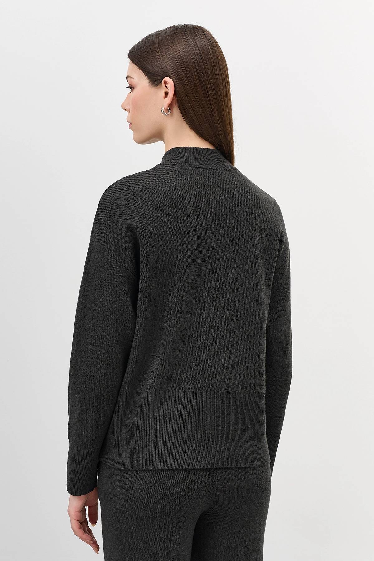 Темный свободный свитер с шерстью, 48