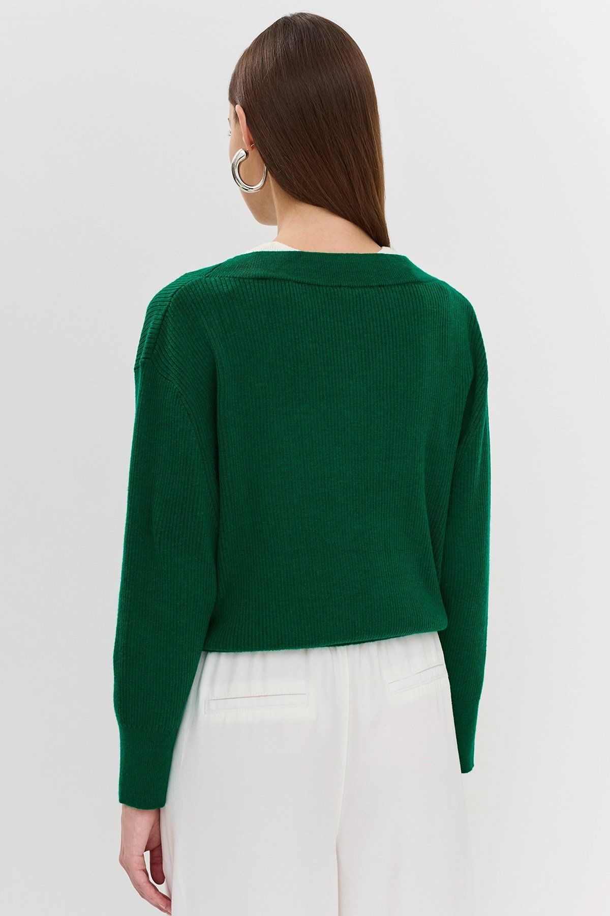 Трикотажный джемпер в зелёном цвете с иммитацией многослойности, 42р