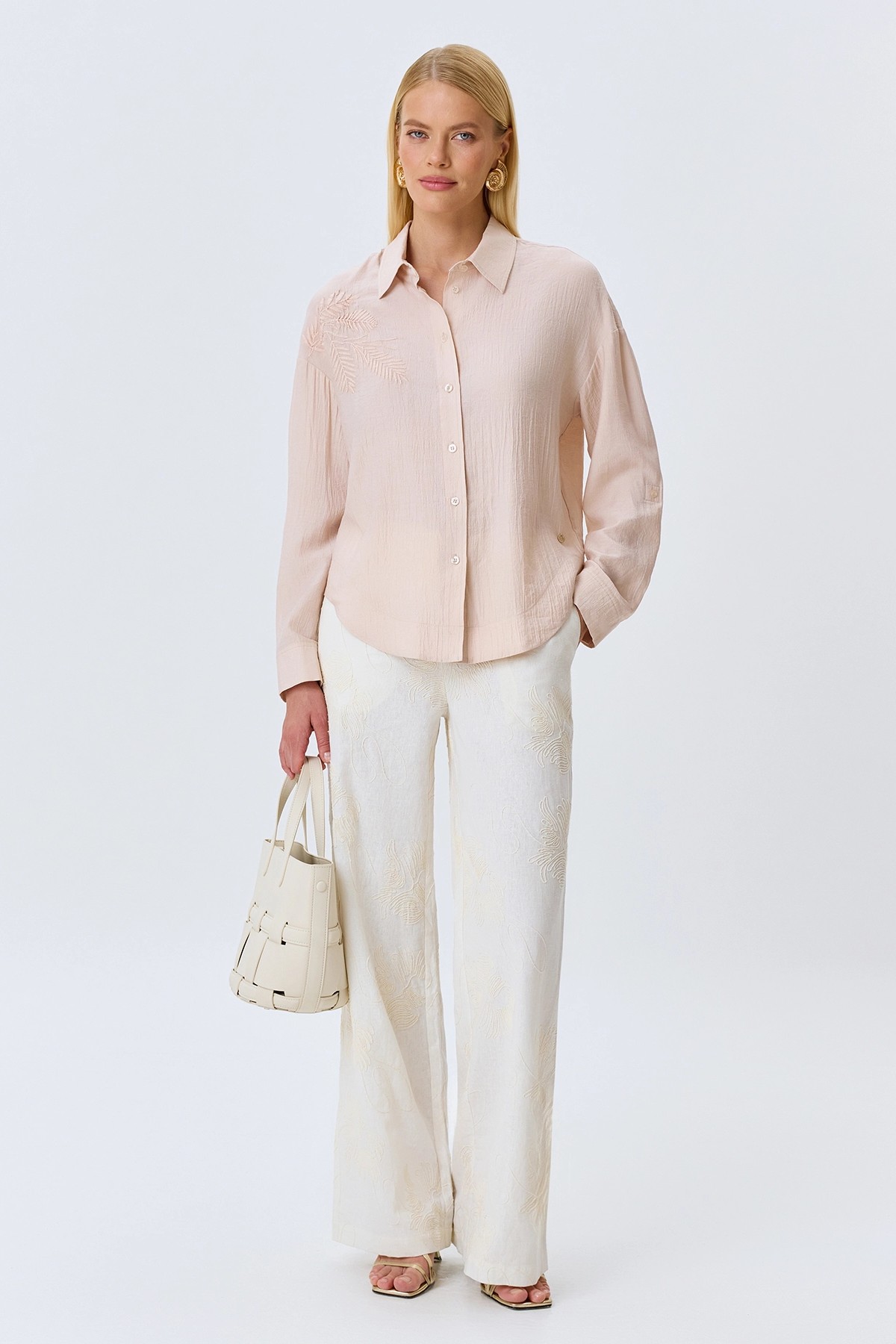 Блузка с акцентной вышивкой, 44