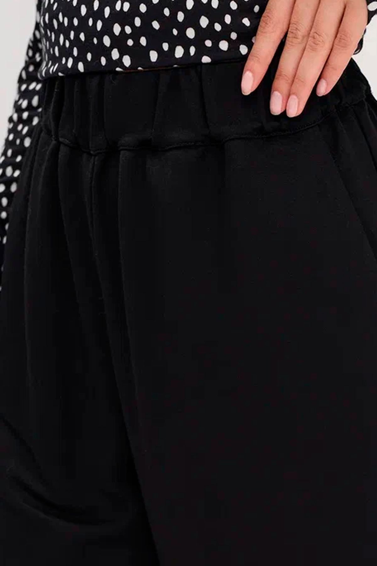 Чёрные однотонные брюки с резинкой на талии, 48р