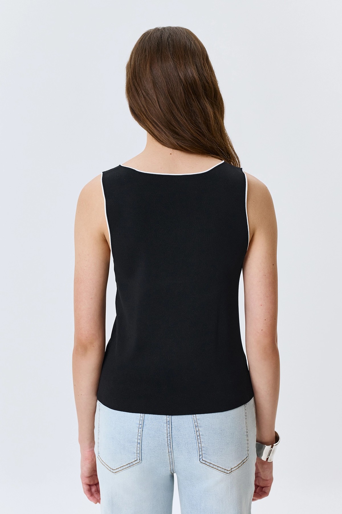 Топ из вискозы с контрастным кантом, 50