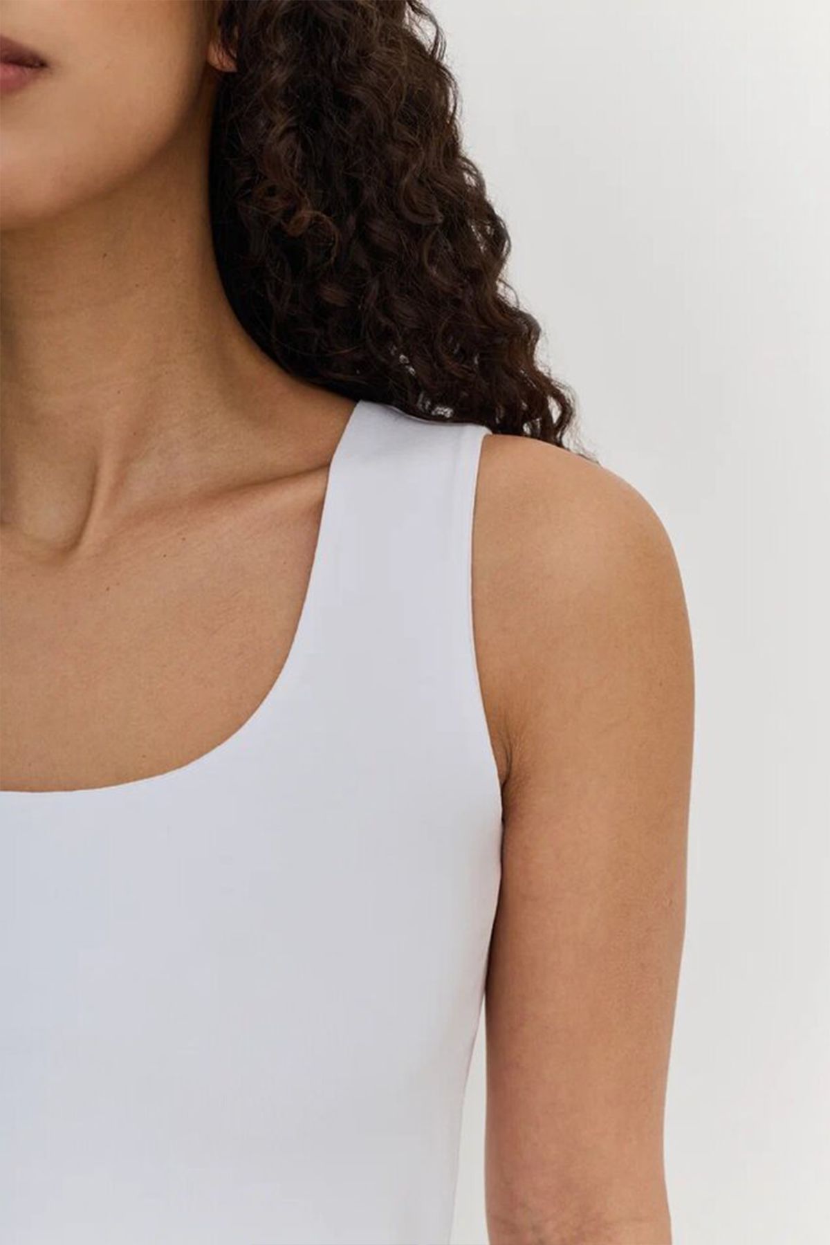 Базовый удлиненный топ в белом цвете, 42р