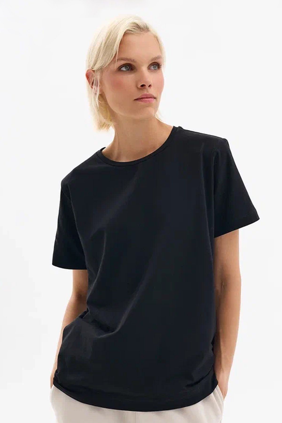 Базовая футболка из хлопкового трикотажа в черном цвете, 40р