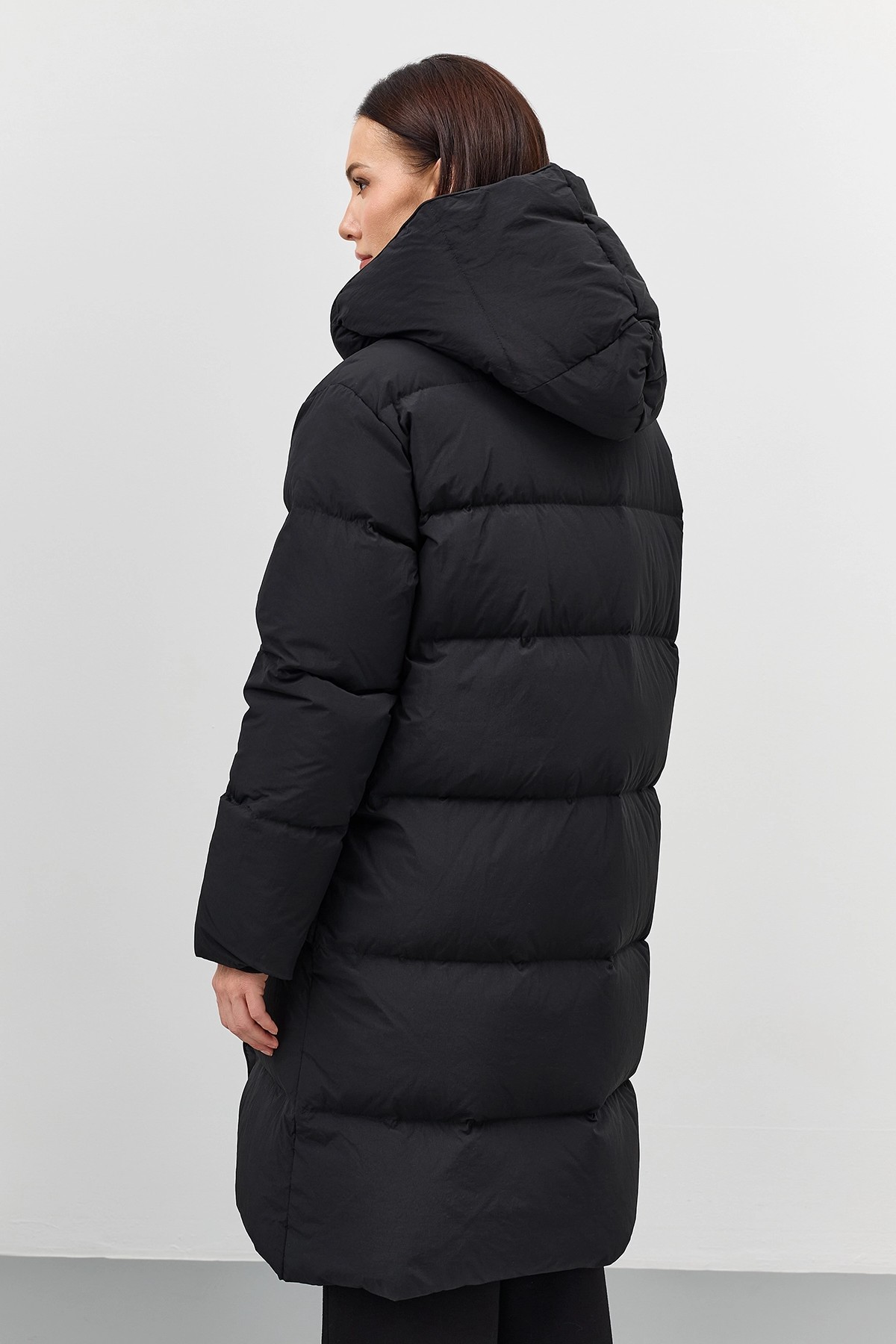 Темный пуховик с капюшоном, 48