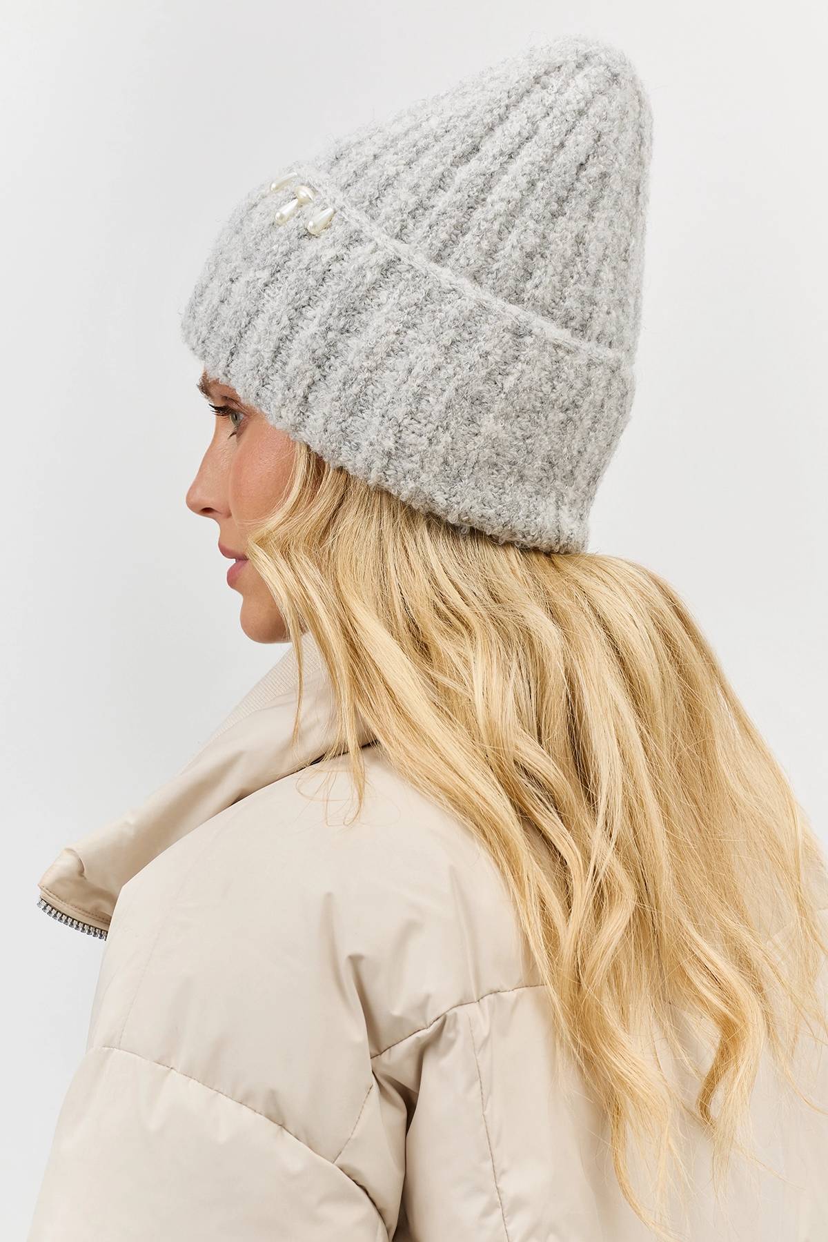 Серая пушистая шапка с деликатным декором, One