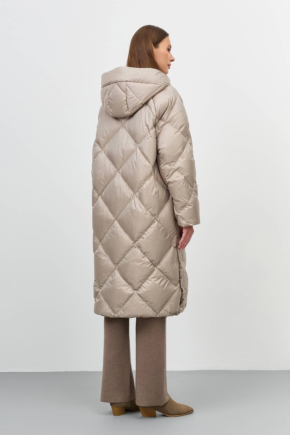 Лимитированная серия  пуховое пальто из фактурной ткани и палантин, 42