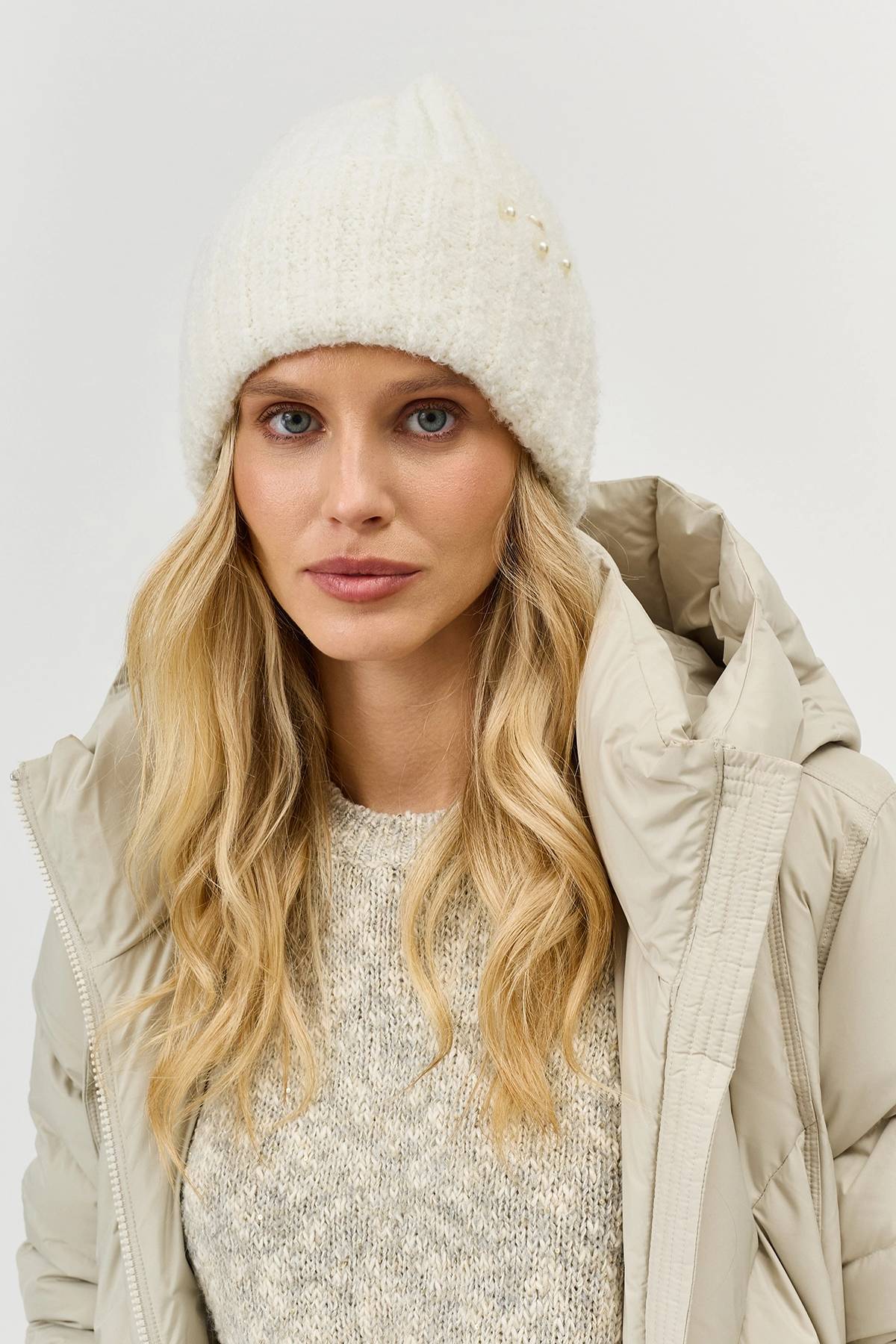 Белая пушистая шапка с деликатным декором, One