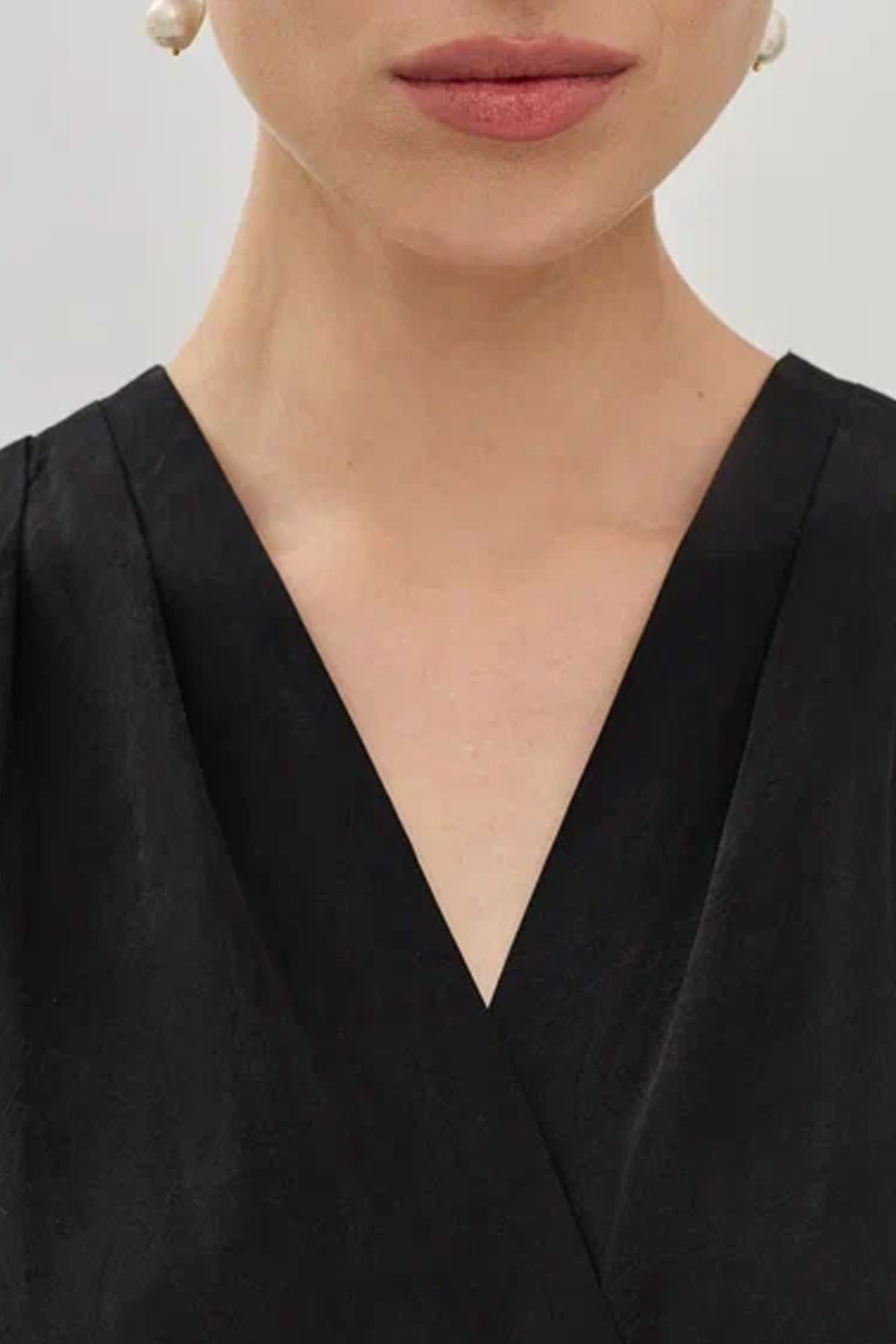 Комбинезон черного цвета с широкими штанинами, 50р