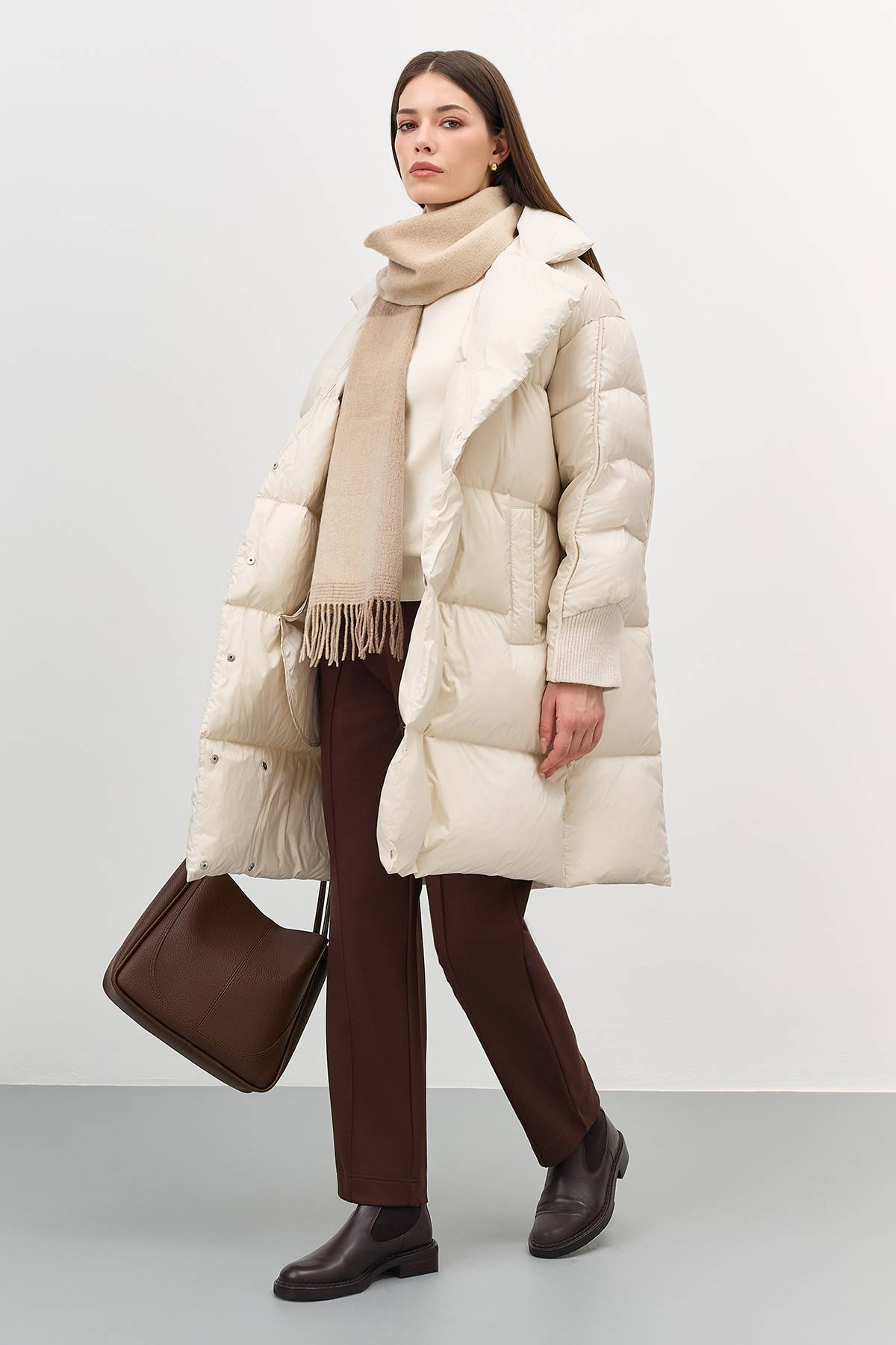 Лимитированная серия белый пуховик на запах с трикотажной манишкой и палантин, 42