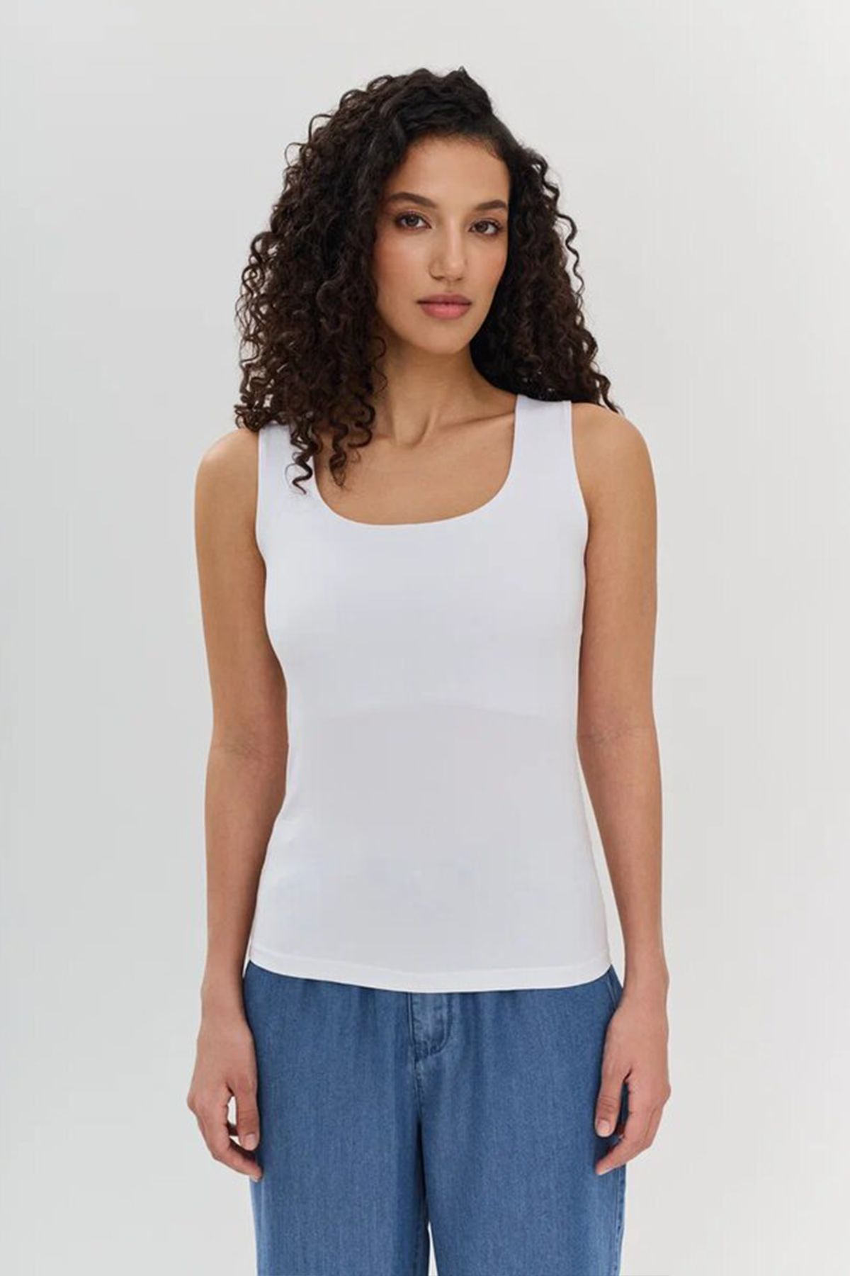 Базовый удлиненный топ в белом цвете, 42р