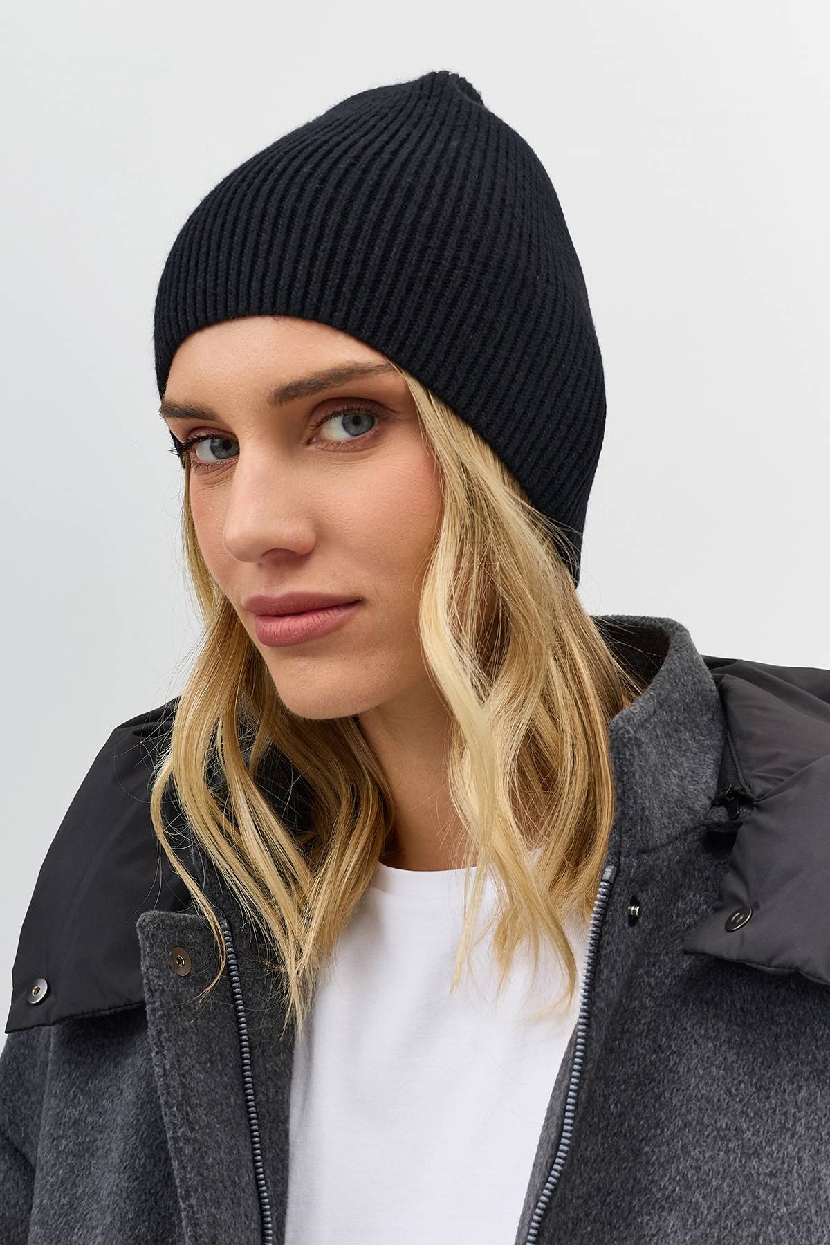 Черная шапка из вискозы и ангоры, One