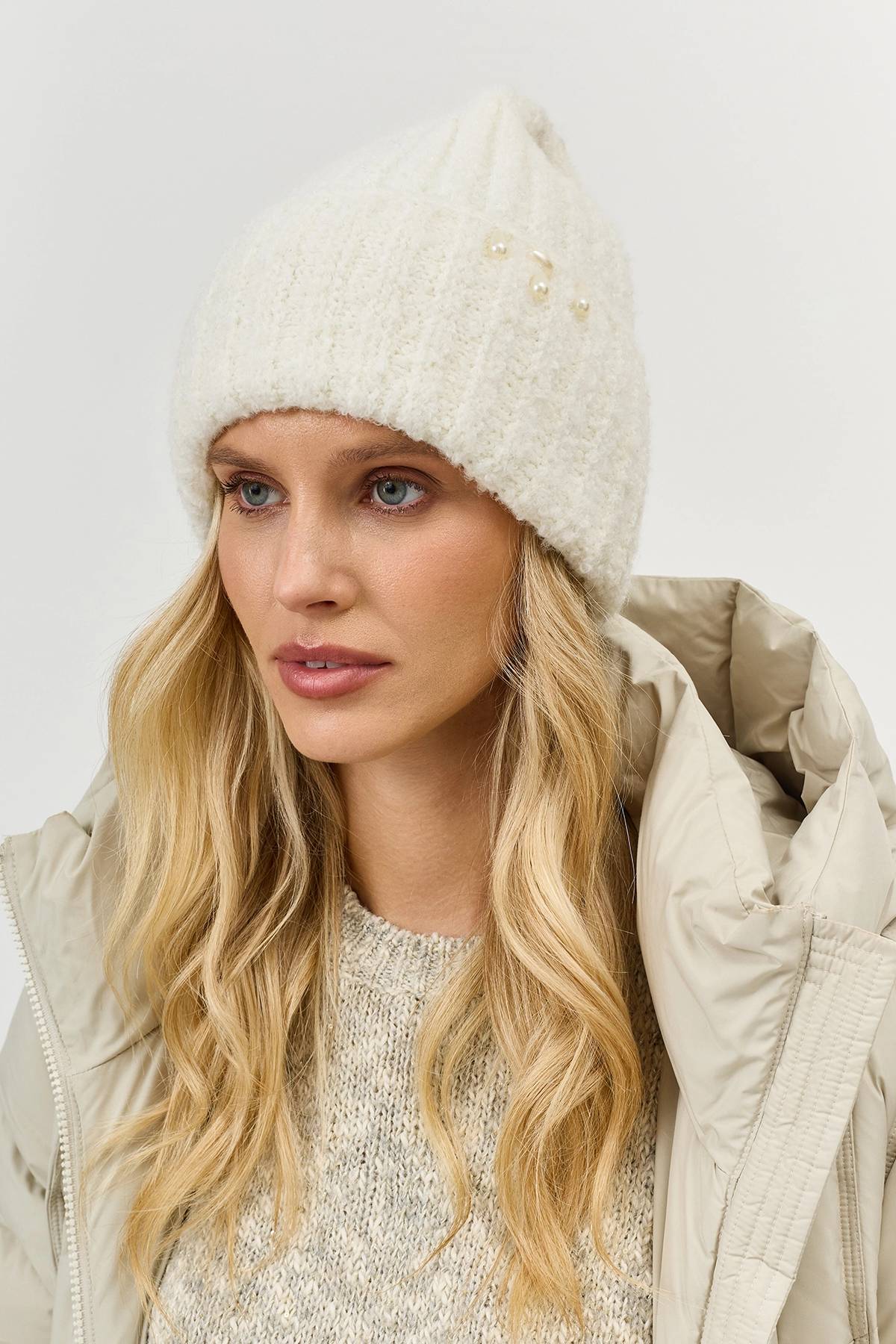 Белая пушистая шапка с деликатным декором, One