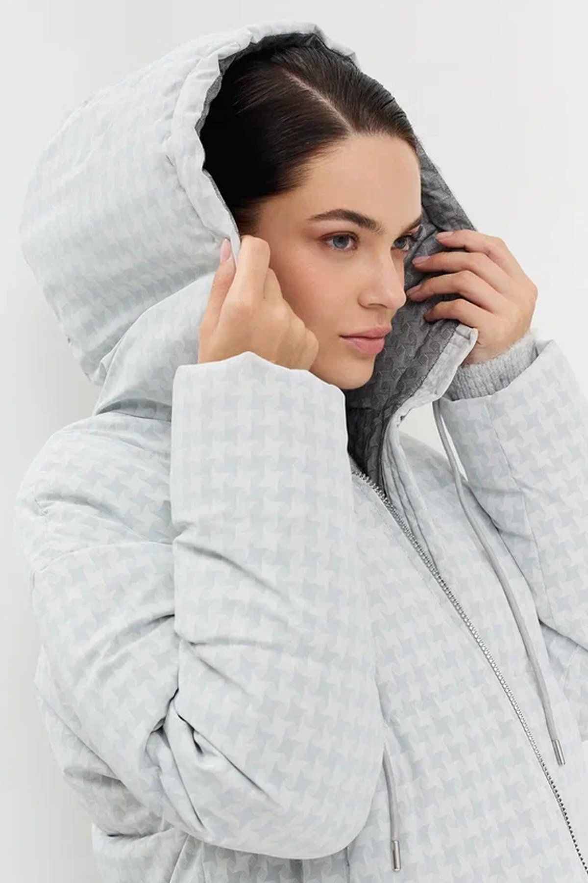 Объемная куртка с принтом гусиная лапка, 50р